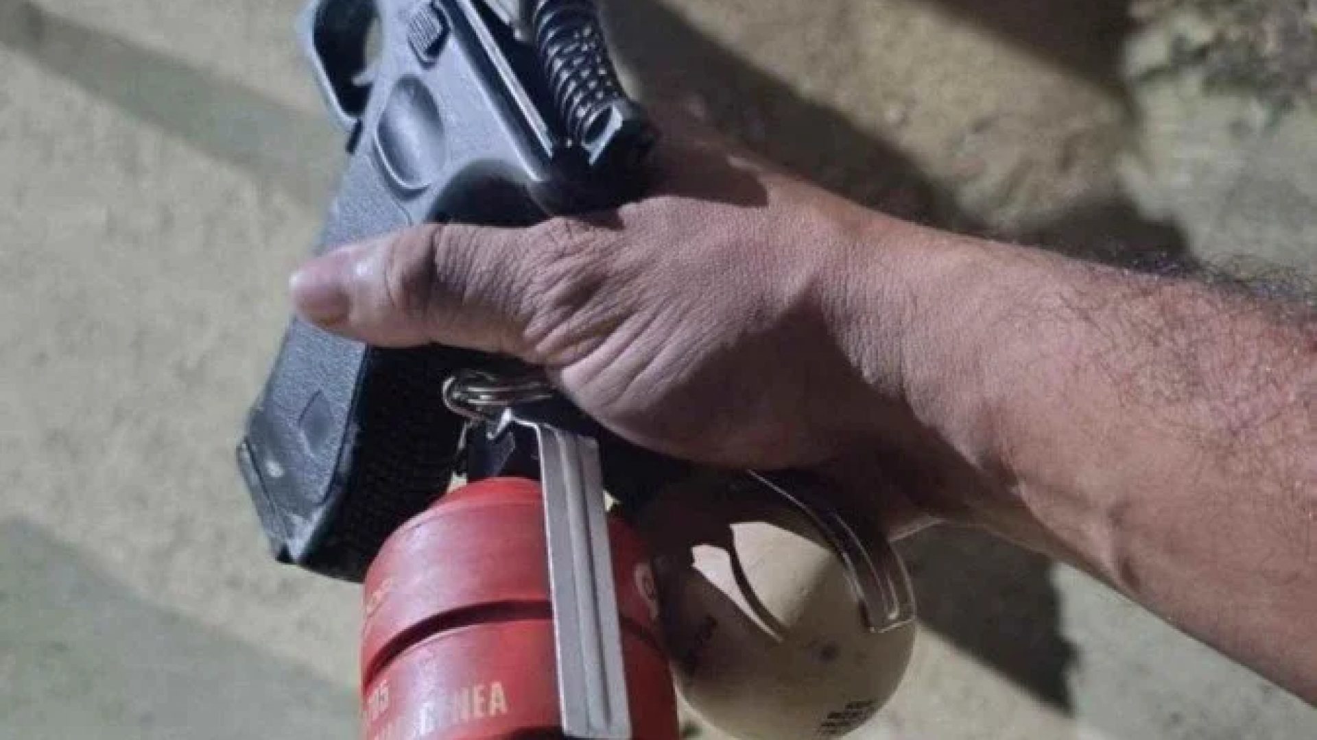 Granadas e réplica de revólver foram apreendidos e o suspeito foi preso em flagrante em Governador Valadares (MG) -  (crédito: PMMG/Divulgação)