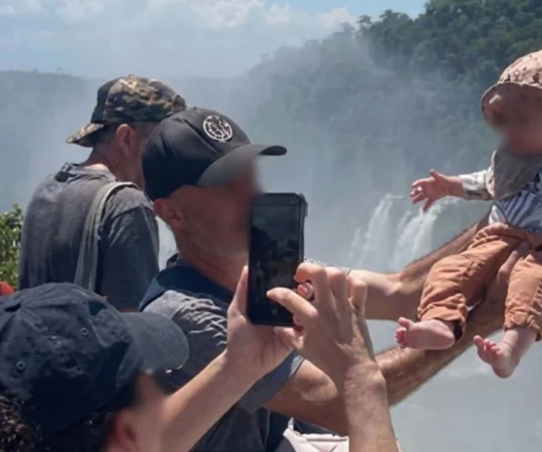 Foto mostra homem erguendo bebê a poucos metros de queda na Garganta do Diabo -  (crédito: Reprodução/X)