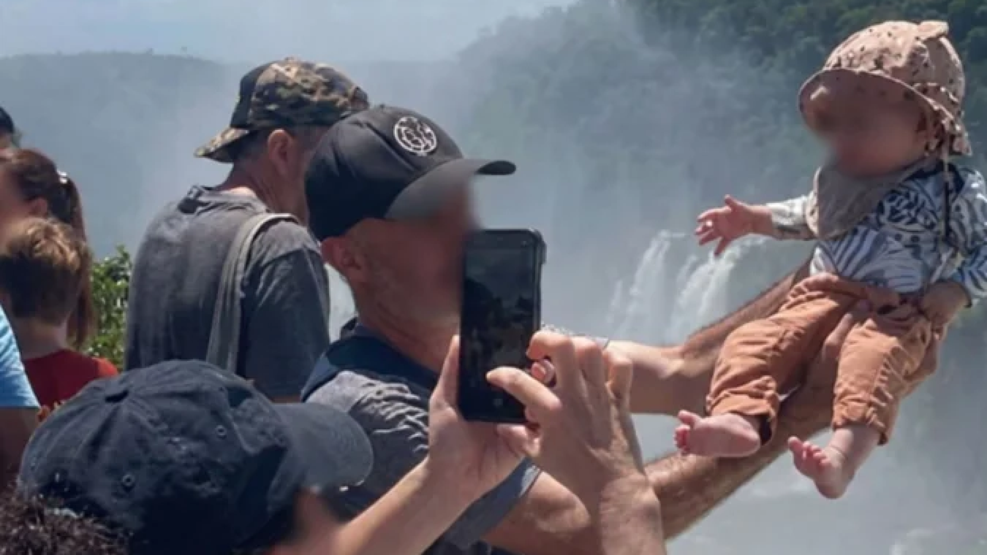 Foto mostra homem erguendo bebê a poucos metros de queda na Garganta do Diabo -  (crédito: Reprodução/X)