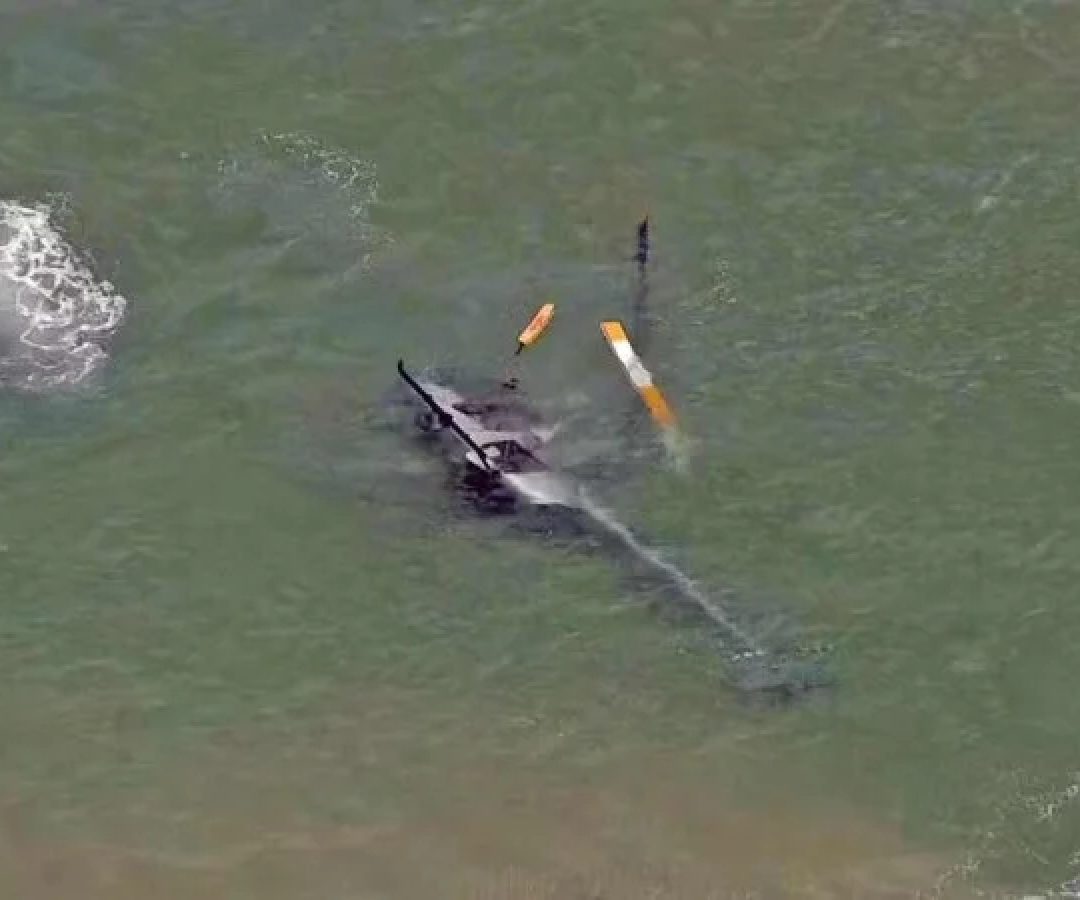 Helicóptero cai e afunda na Praia da Barra, no Rio -  (crédito: Reprodução/TV Globo )