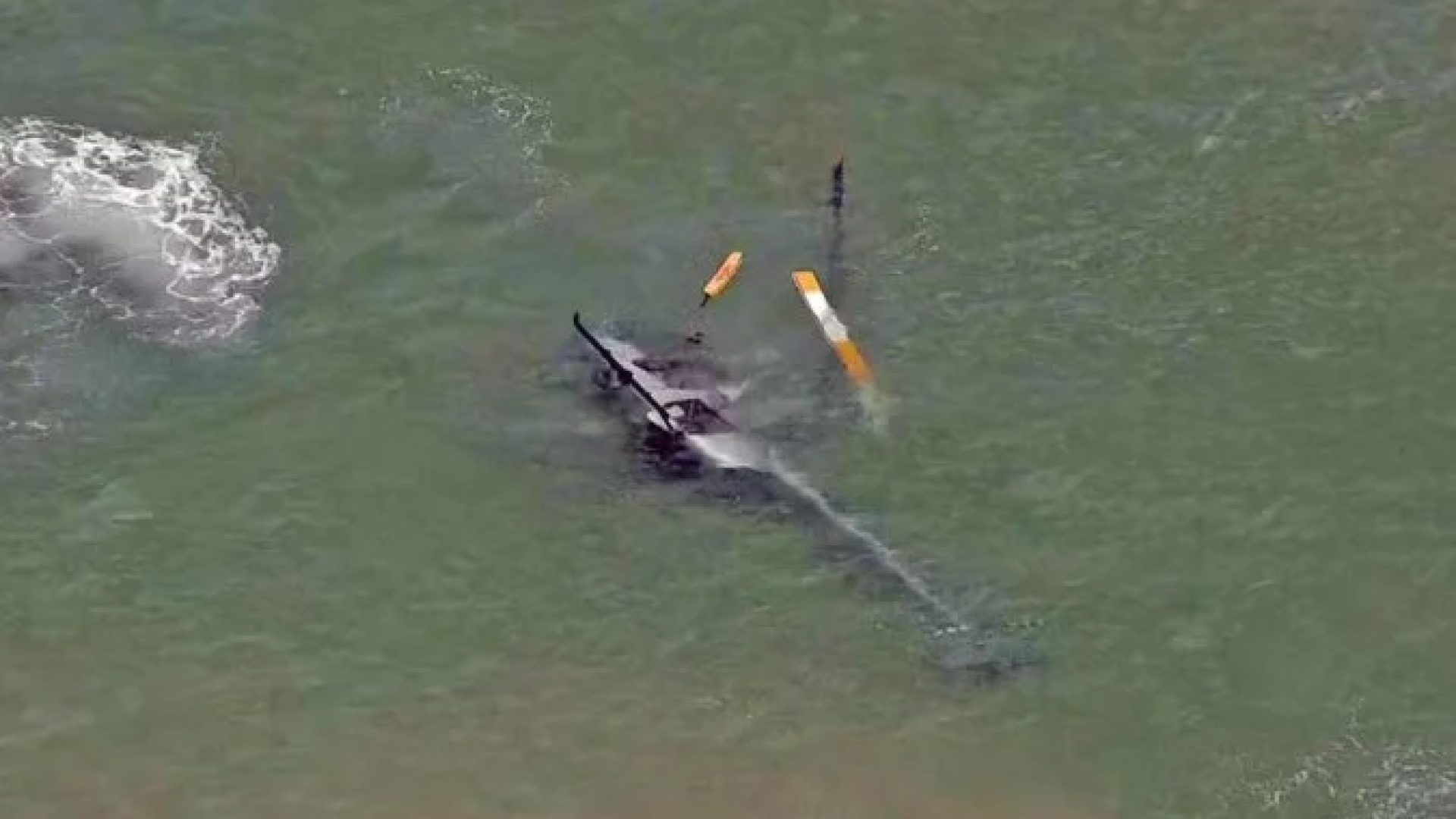 Helicóptero cai e afunda na Praia da Barra, no Rio -  (crédito: Reprodução/TV Globo )
