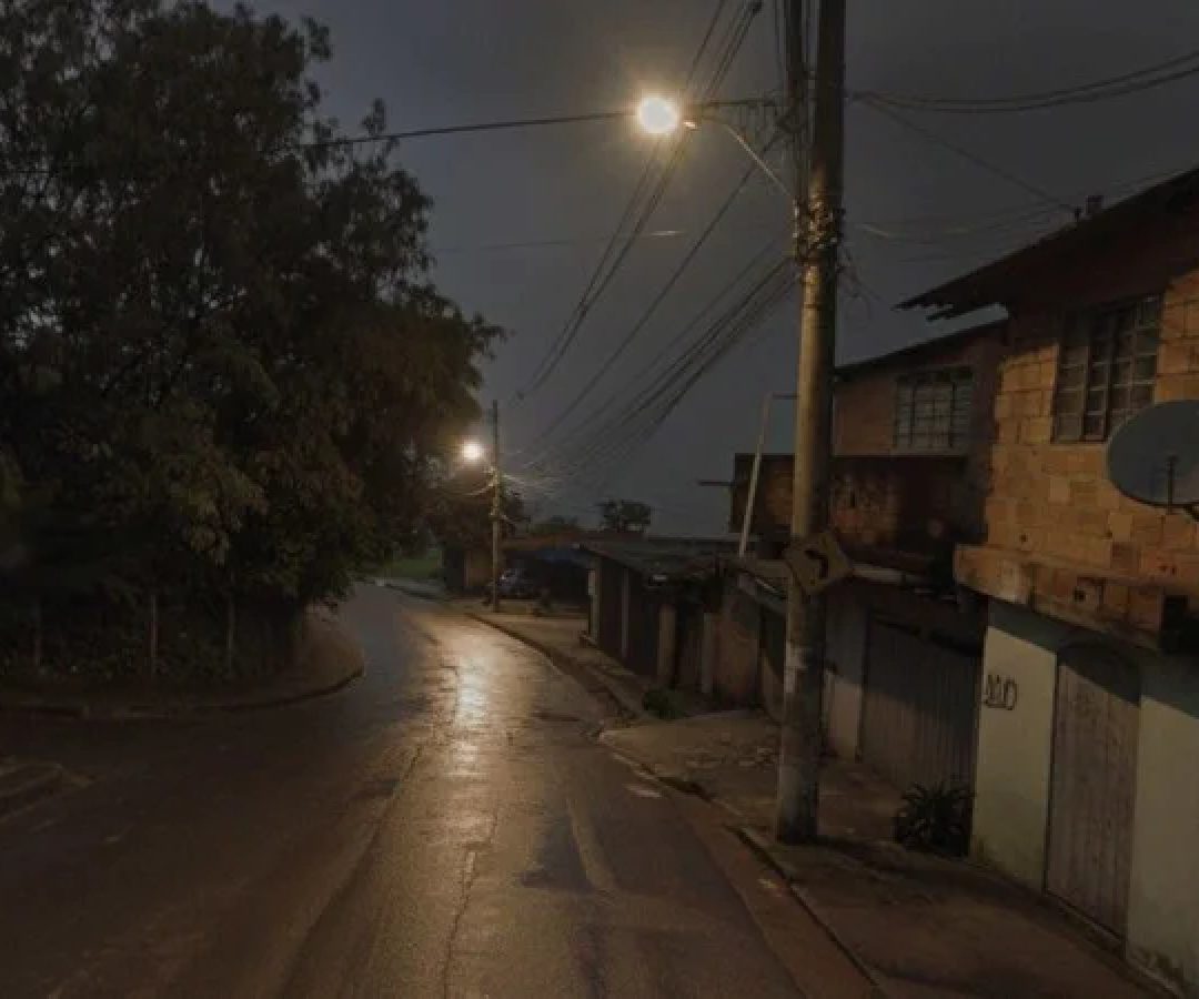 Rua Coronel Jorge Davis onde Anderson Braian, de 26 anos, foi encontrado morto. Assassinato teria sido ordenado de dentro da prisão por ex da namorada -  (crédito: Reprodução Google StreetView)