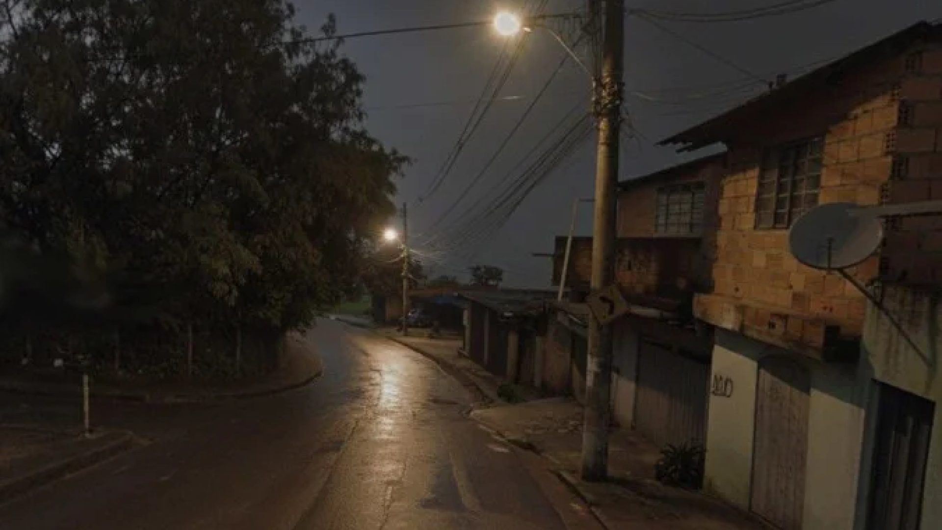 Rua Coronel Jorge Davis onde Anderson Braian, de 26 anos, foi encontrado morto. Assassinato teria sido ordenado de dentro da prisão por ex da namorada -  (crédito: Reprodução Google StreetView)