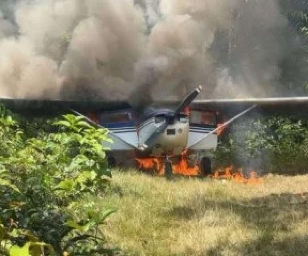 A Força Aérea Brasileira (FAB) interceptou e destruiu uma aeronave oriunda da Venezuela que sobrevoava a Terra Indígena Yanomami, na região amazônica -  (crédito: Reprodução/COMAE)
