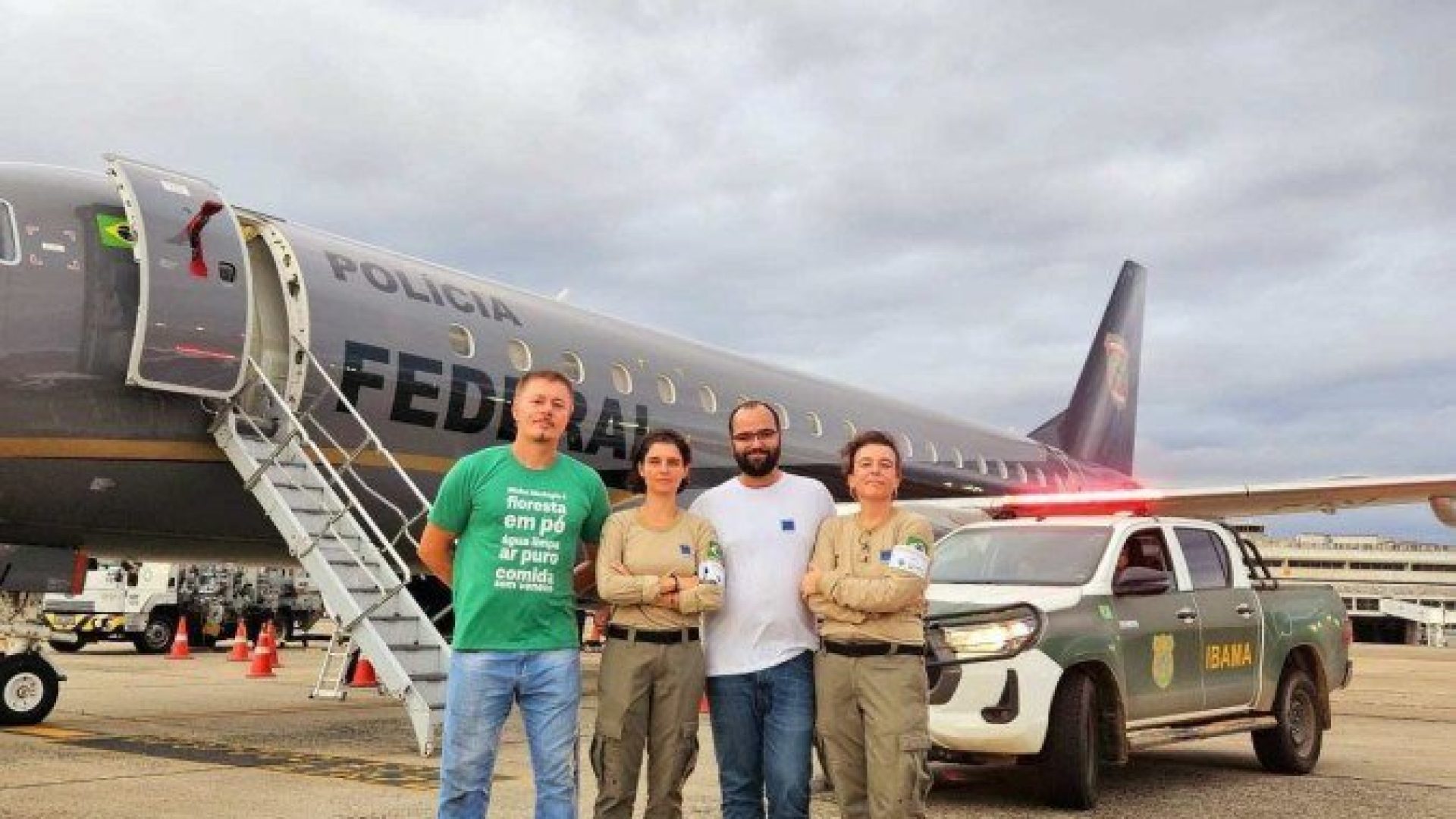 O Ibama enviou uma veterin&aacute;ria e um analista ambiental para cuidar dos micos e das araras resgatados no Togo -  (crédito: Divulga&ccedil;&atilde;o/Ibama)