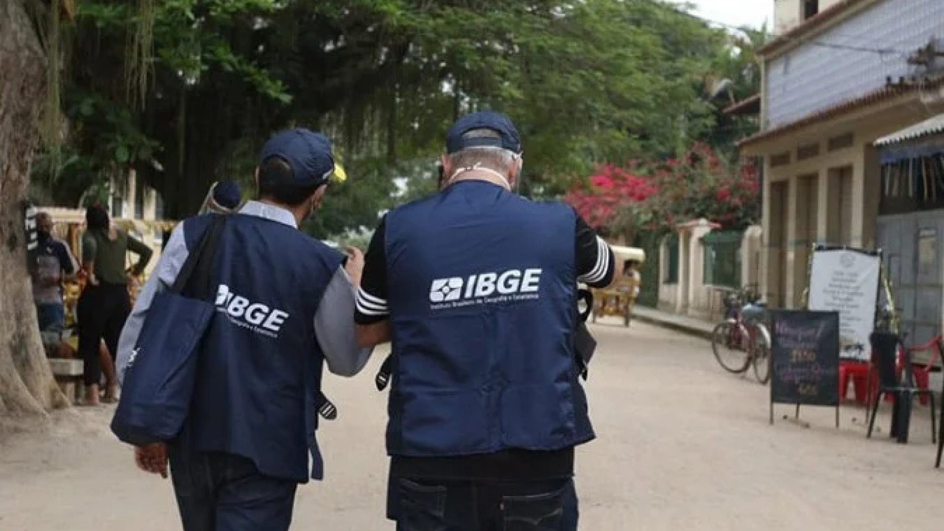 IBGE publicou dois editais com 9.590 vagas temporárias para atuação em pesquisas econômicas e demográficas -  (crédito: Tânia Rêgo / Agência Brasil)