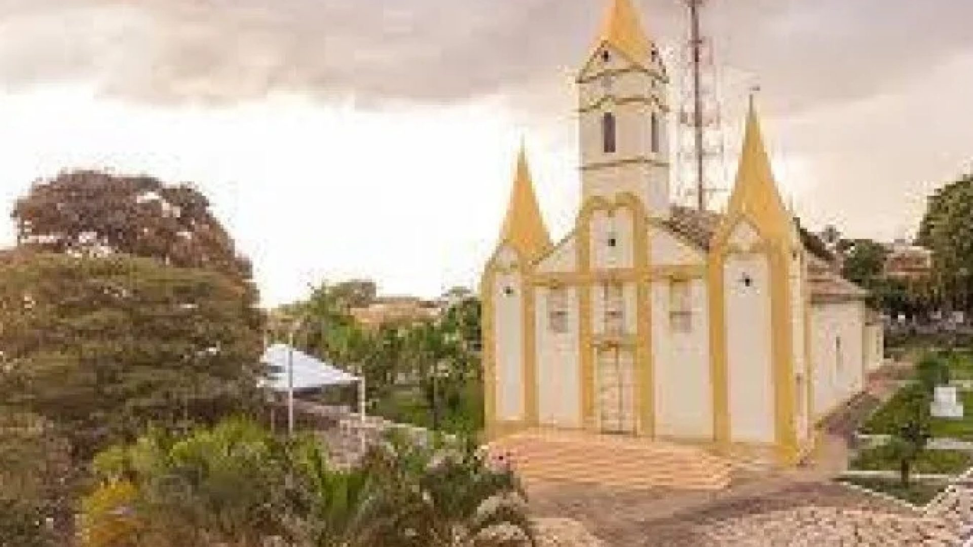 Vítima foi levada para atrás da igreja de Pedreiras, ponto turístico de Rio Paranaíba -  (crédito: Redes sociais)