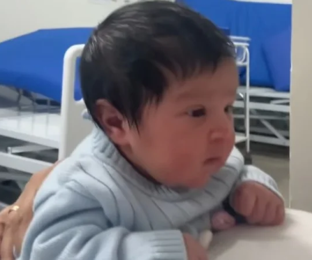Com apenas 10 horas de vida, bebê impressiona como se tivesse 6 meses