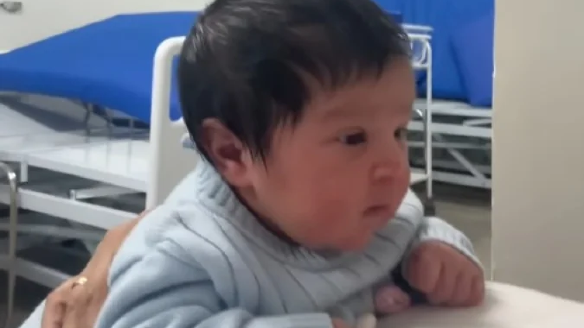 Com apenas 10 horas de vida, bebê impressiona como se tivesse 6 meses