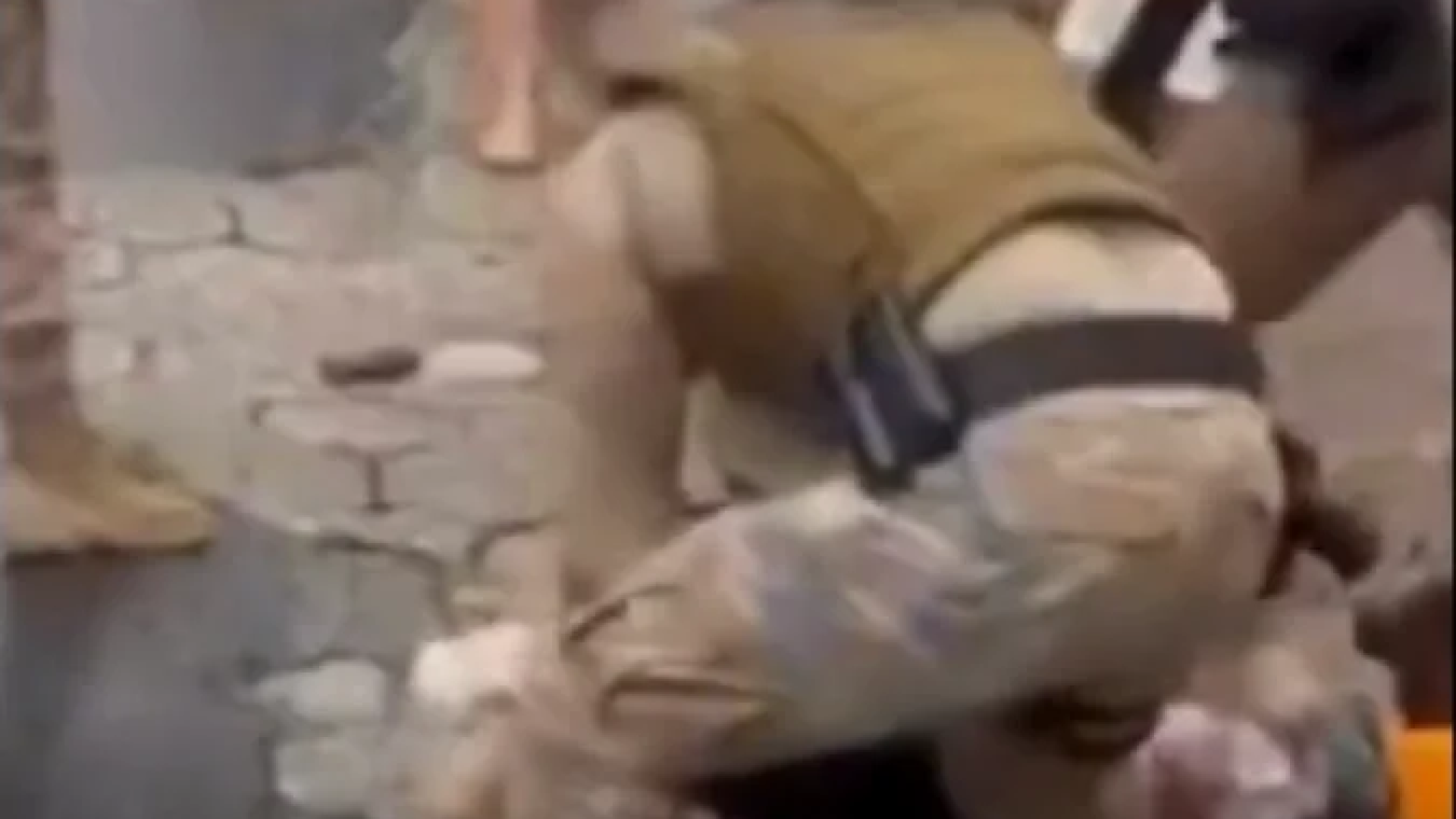 PM é flagrado agredindo uma mulher durante ocorrência em Florianópolis -  (crédito: Reprodução/Redes Sociais)