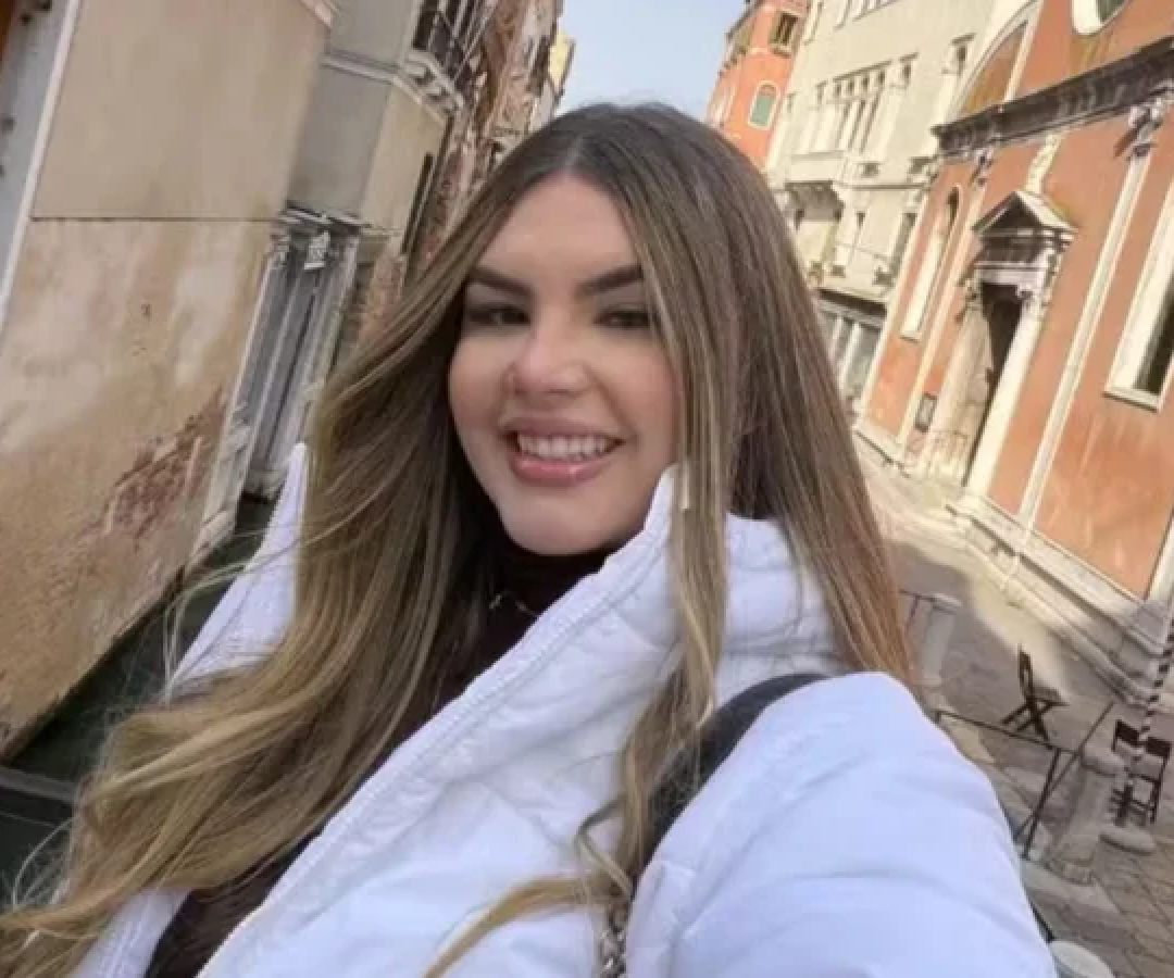 O corpo de Julia foi encontrado às 19h por vizinhas que entraram no apartamento. De acordo com o Promotor do caso, Osvaldo Zaracho, houve ferimentos no pescoço da vítima  -  (crédito: Reprodução: Redes Sociais)