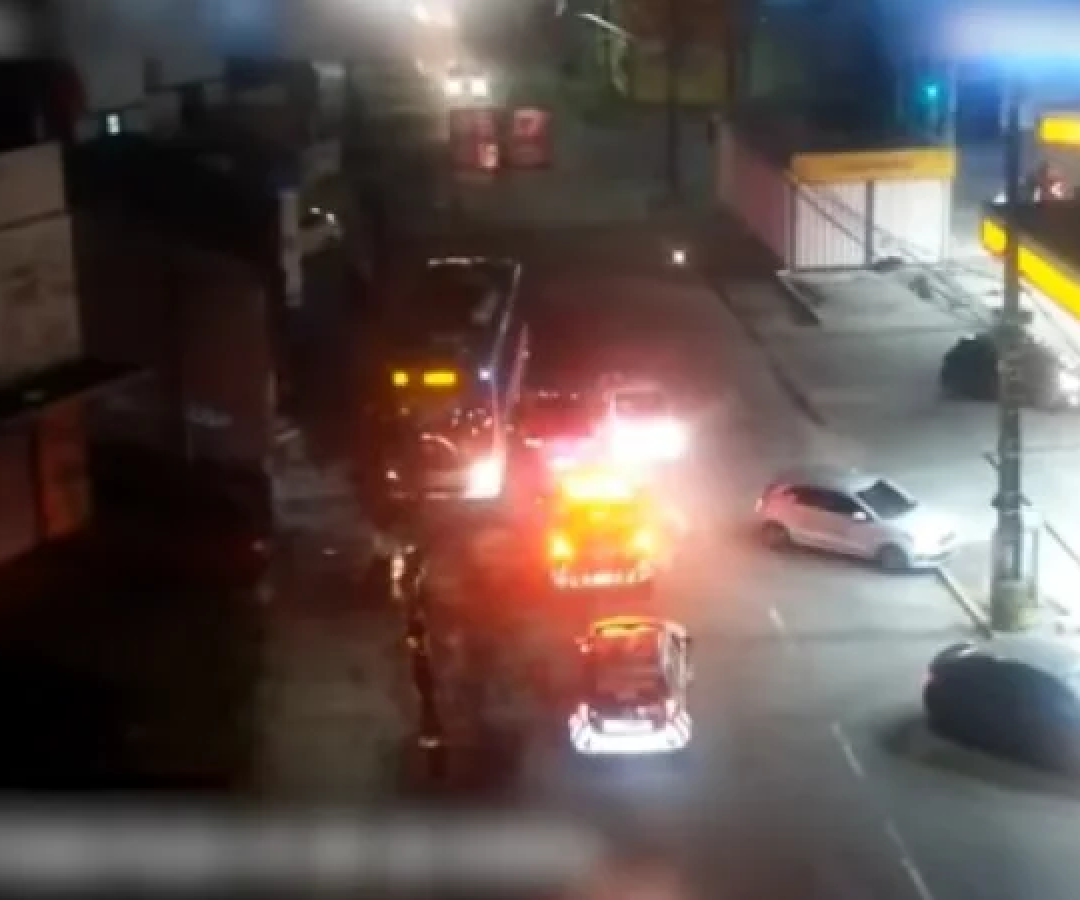 Duas irmãs, de 11 e 14 anos, pularam de um carro em movimento para fugir do padrasto após ele agredir a mãe delas, na noite de sexta-feira (6), na Região Metropolitana de Fortaleza -  (crédito: Divulgação/PMCE)