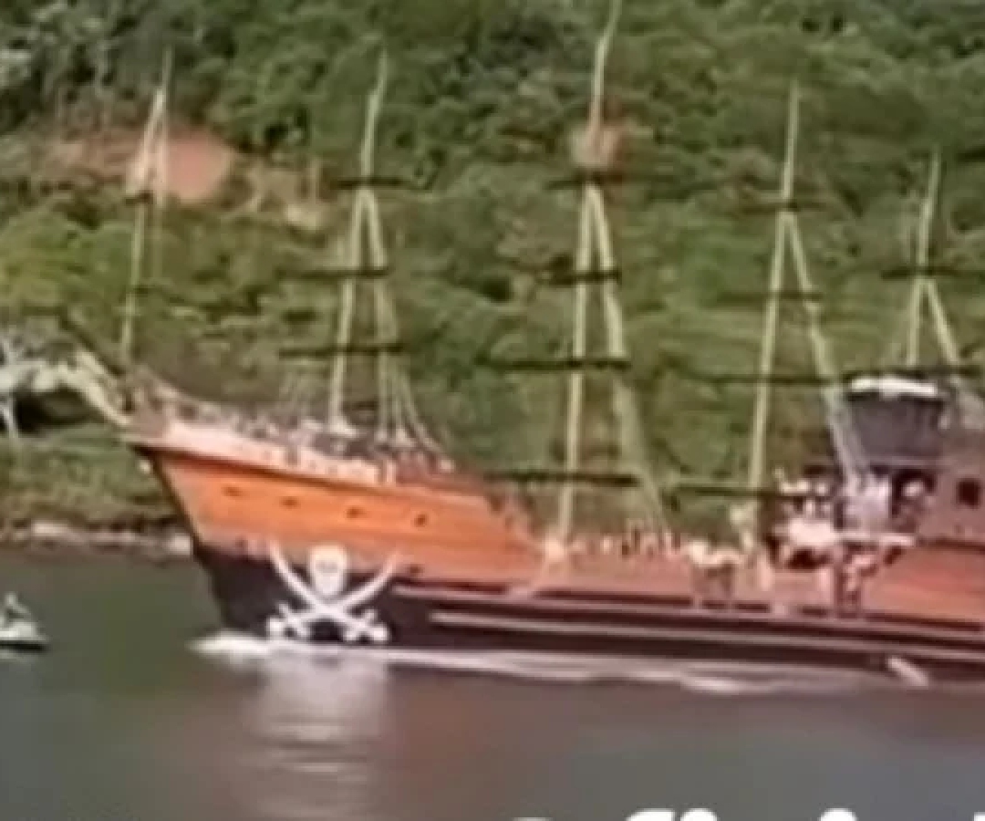 Vídeo flagra barco 'pirata' atropelando casal em moto aquática