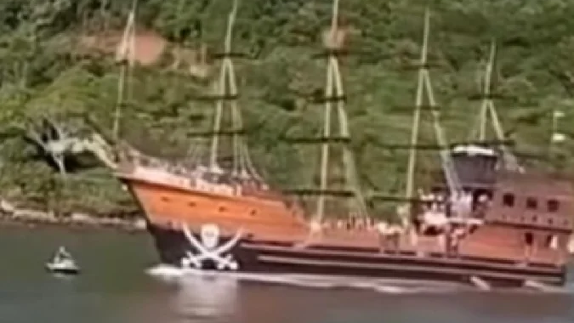 Vídeo flagra barco 'pirata' atropelando casal em moto aquática