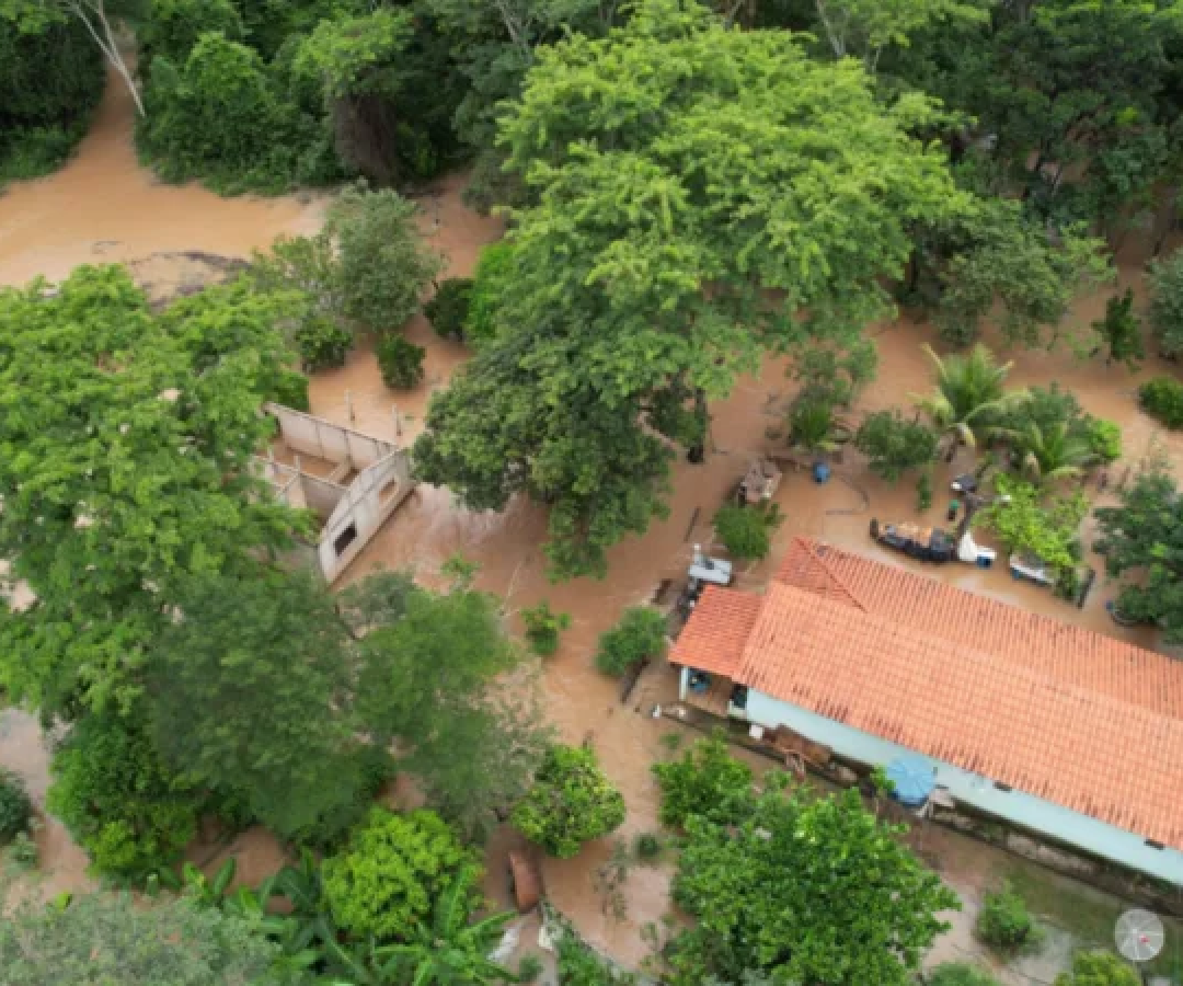 Seis pessoas s&atilde;o resgatadas por conta de cheia do rio Paracatu -  (crédito: Divulga&ccedil;&atilde;o/CBMMG)