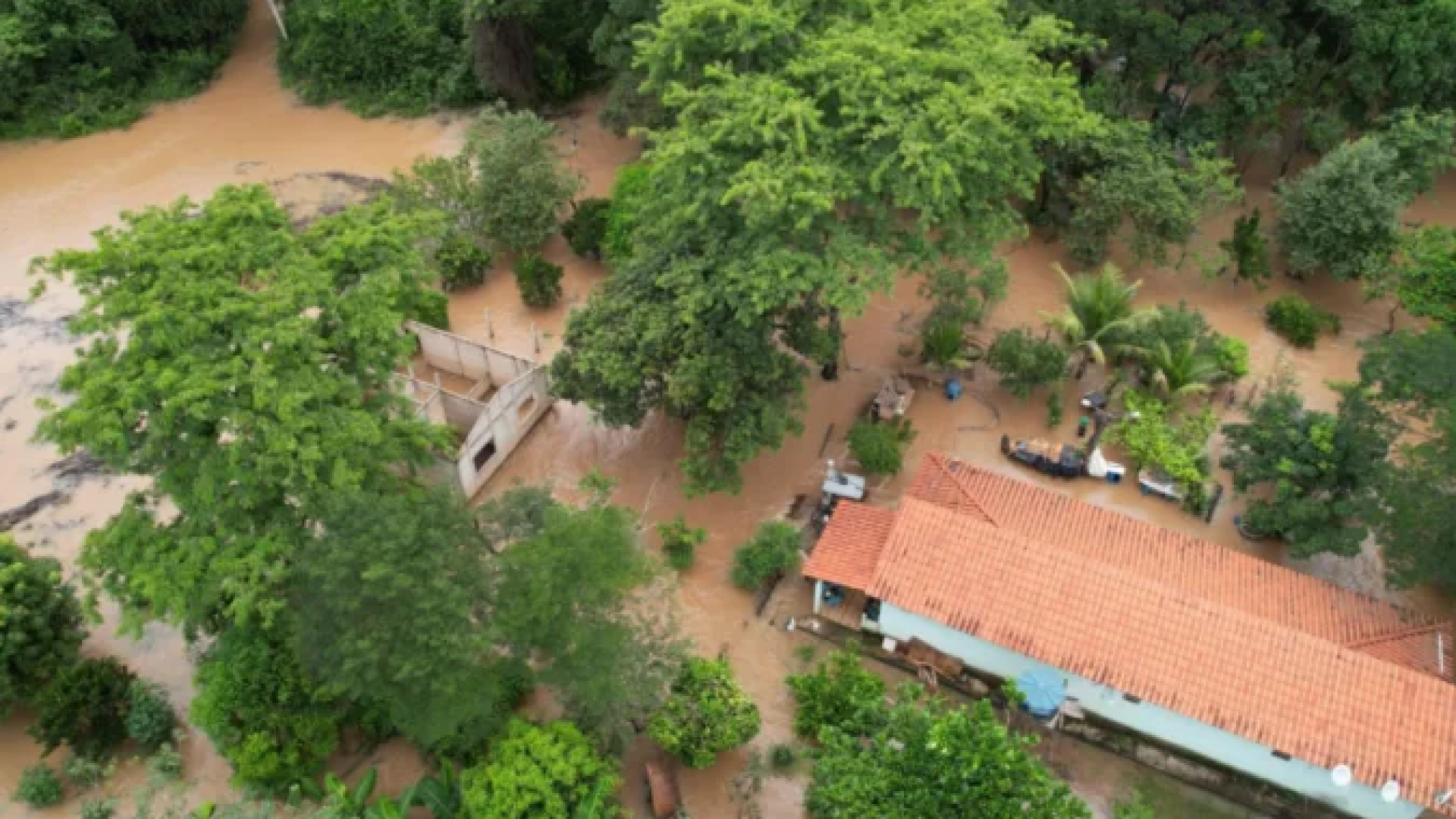 Seis pessoas s&atilde;o resgatadas por conta de cheia do rio Paracatu -  (crédito: Divulga&ccedil;&atilde;o/CBMMG)