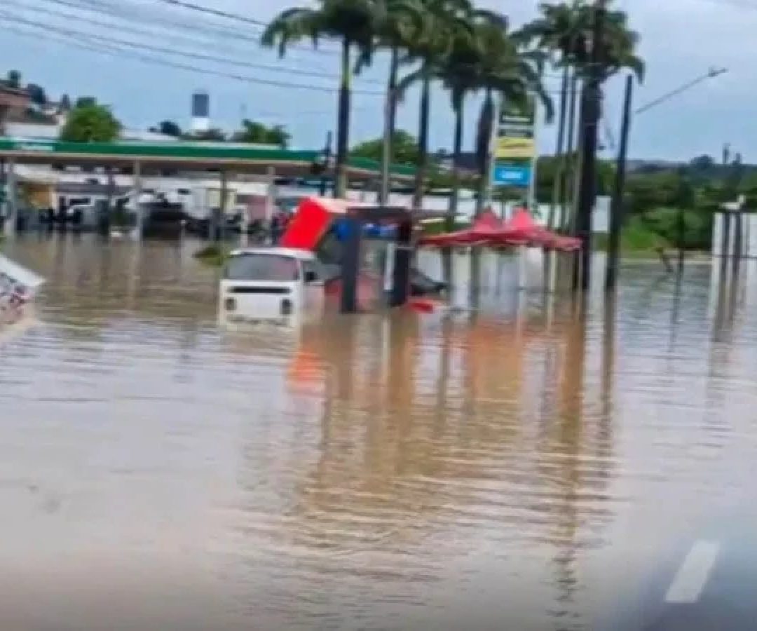 Alagamento na região de Recife: capital está em alerta máximo para chuvas -  (crédito: PRF/Divulgação/Agência Brasil)