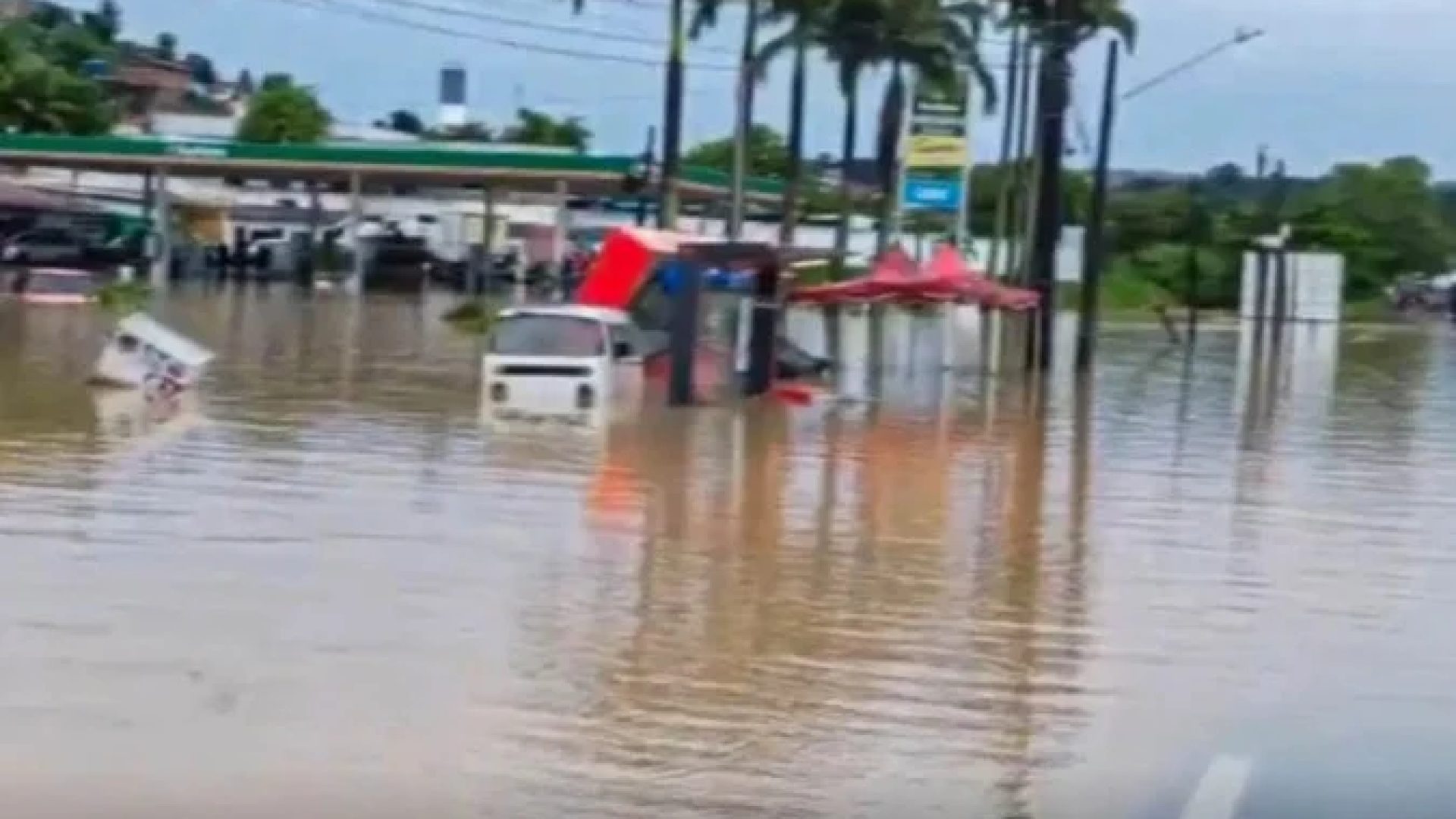 Alagamento na região de Recife: capital está em alerta máximo para chuvas -  (crédito: PRF/Divulgação/Agência Brasil)