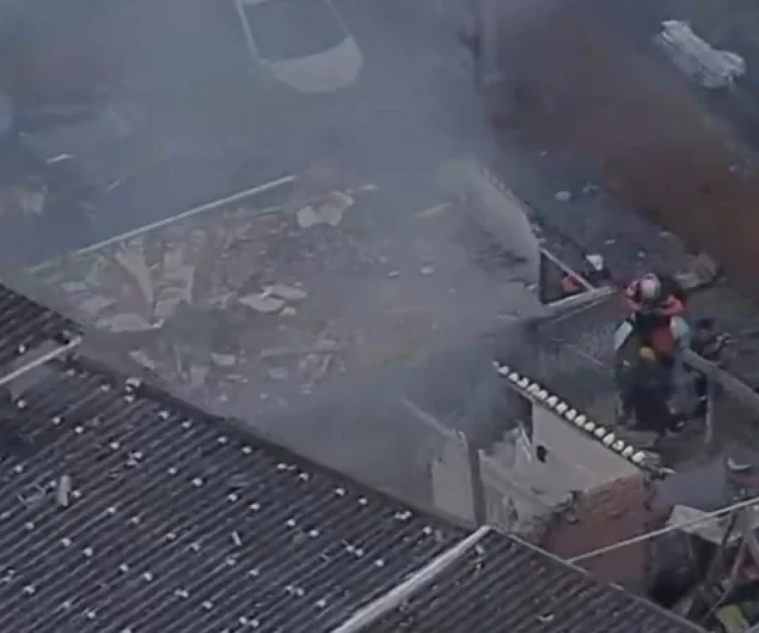 O impacto da explosão arremessou moradores, quebrou vidros e causou o colapso de estruturas -  (crédito: Reprodução/Twitter/X/@GloboNews)