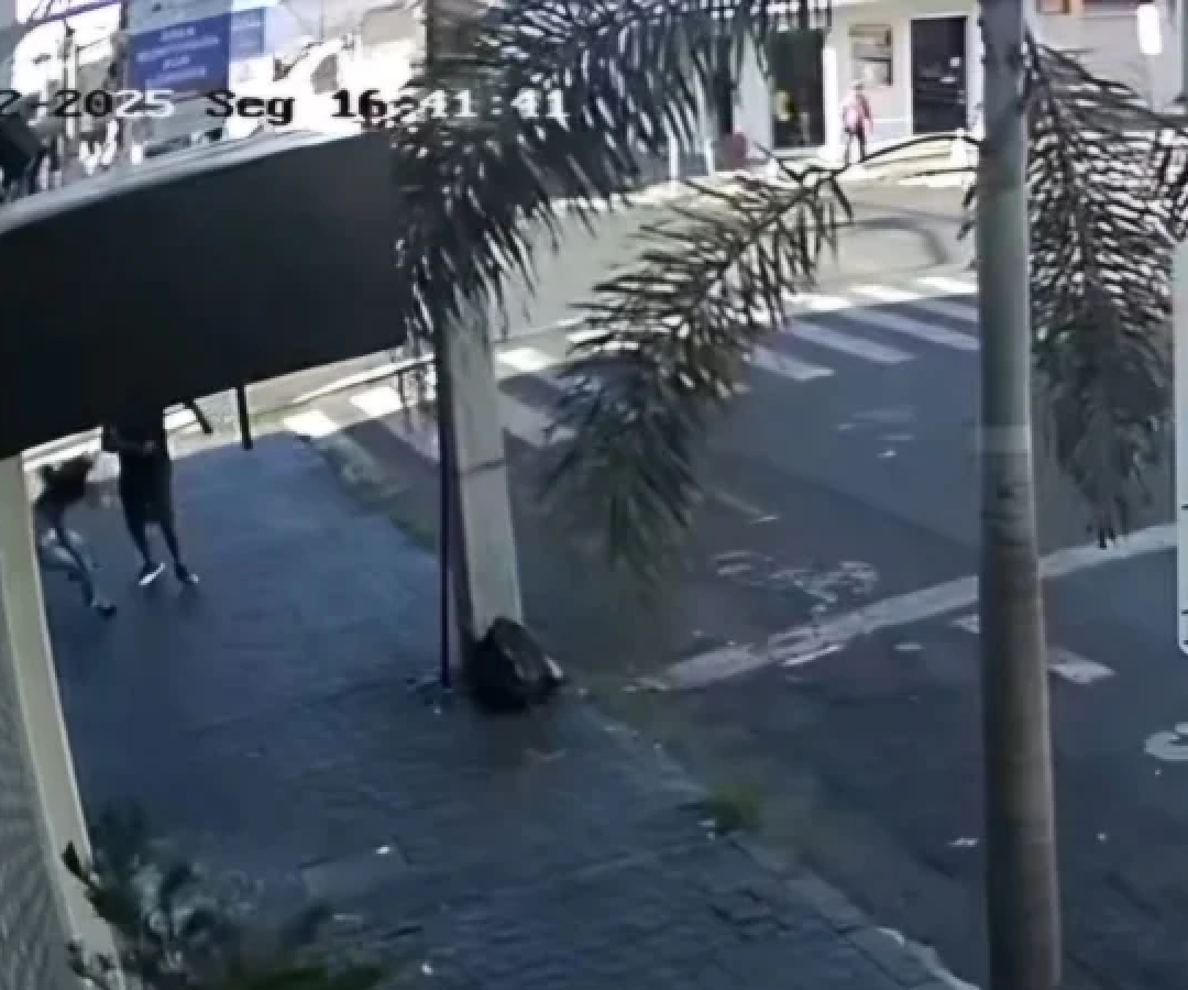 V&iacute;deo: ladr&atilde;o acerta soco na cara e desmaia v&iacute;tima, em Uberl&acirc;ndia -  (crédito: Redes sociais/reprodu&ccedil;&atilde;o)