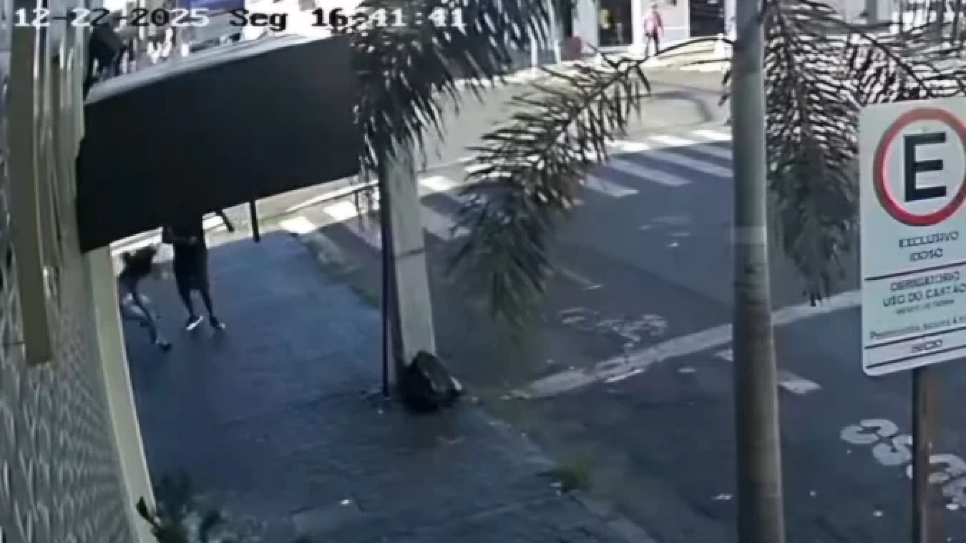 V&iacute;deo: ladr&atilde;o acerta soco na cara e desmaia v&iacute;tima, em Uberl&acirc;ndia -  (crédito: Redes sociais/reprodu&ccedil;&atilde;o)