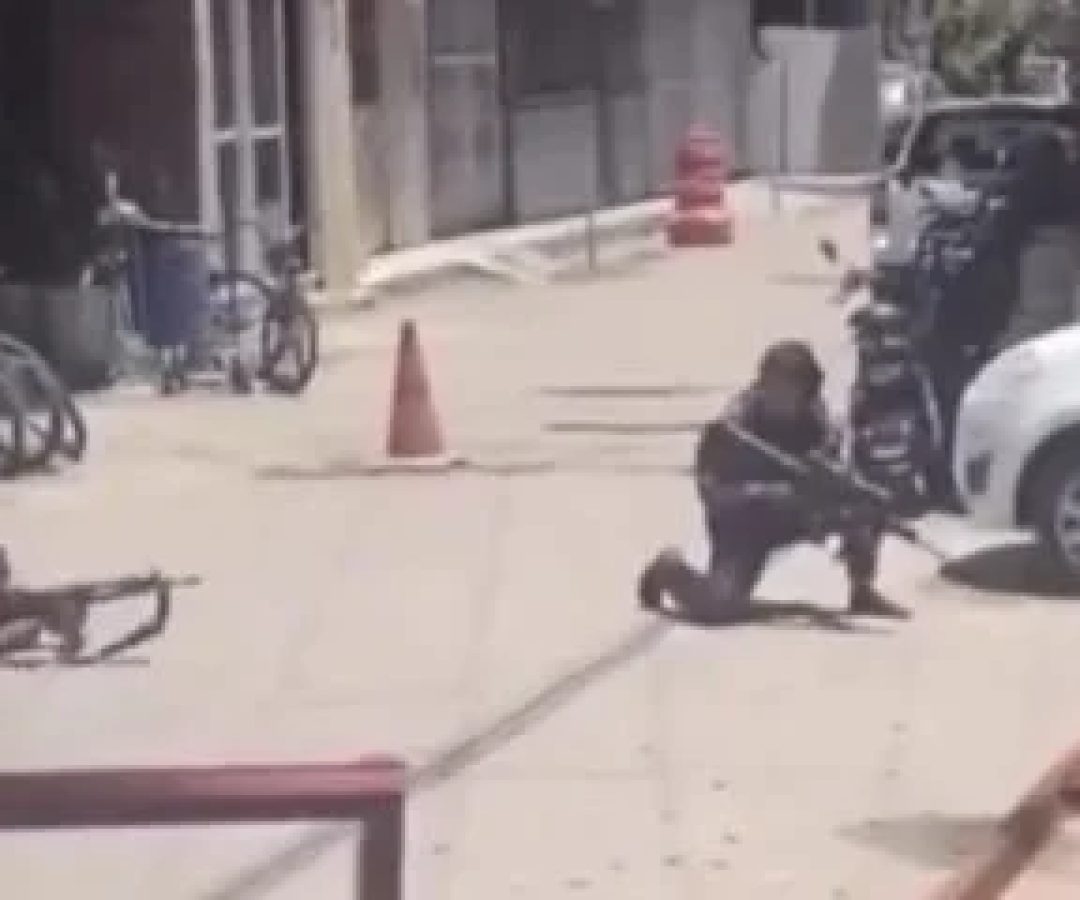 No total, os agentes apreenderam dois fuzis e uma pistola -  (crédito: Reprodução / X)