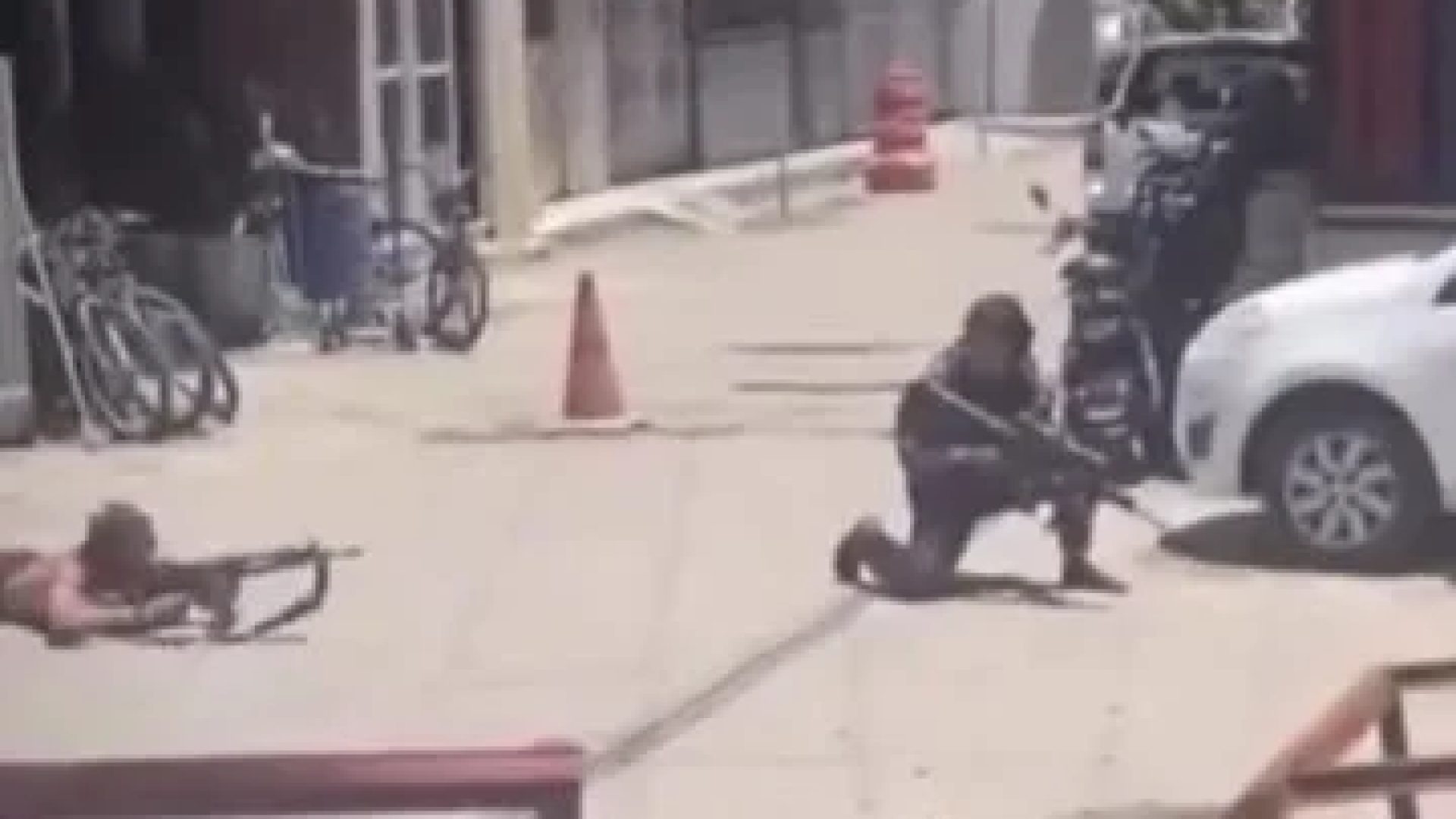 No total, os agentes apreenderam dois fuzis e uma pistola -  (crédito: Reprodução / X)
