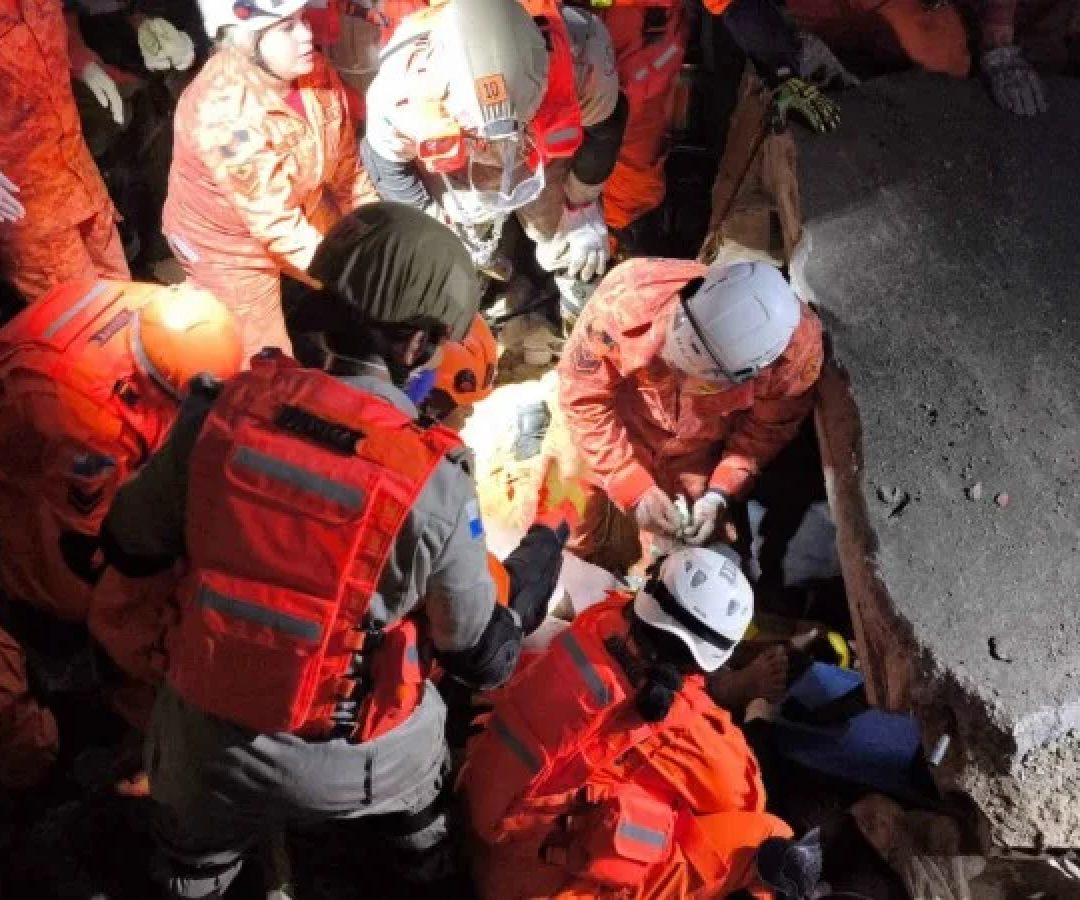 Vítimas foram resgatadas sob os escombros -  (crédito: Divulgação/CBMRJ)