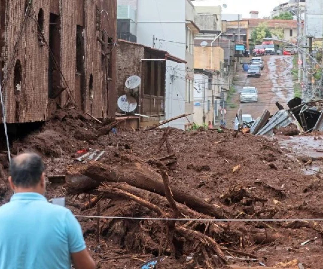A doença infecciosa febril aguda é transmitida principalmente pela urina de ratos em enchentes e lama -  (crédito:  Leonardo Costa/Tribuna de Minas)