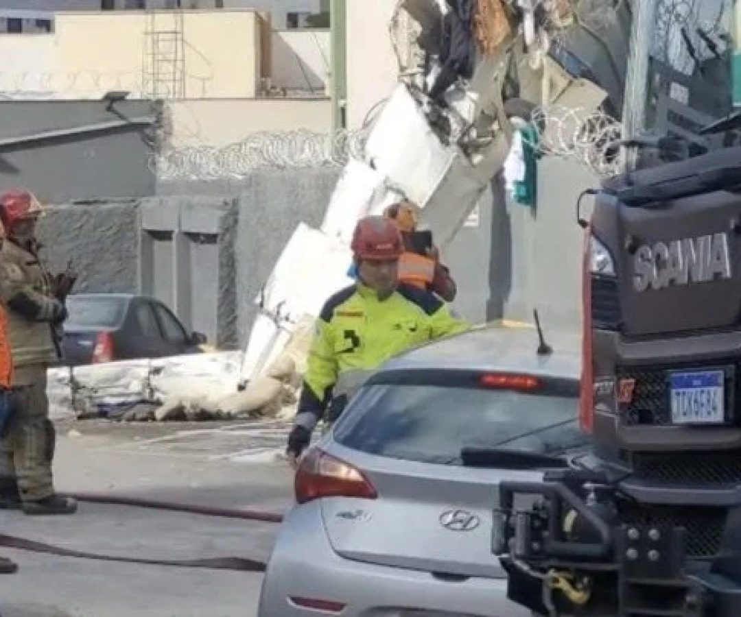 Equipe dos bombeiros precisou remover carro de área de risco após queda de avião em BH -  (crédito: Gladston /EM/D.A.Press)