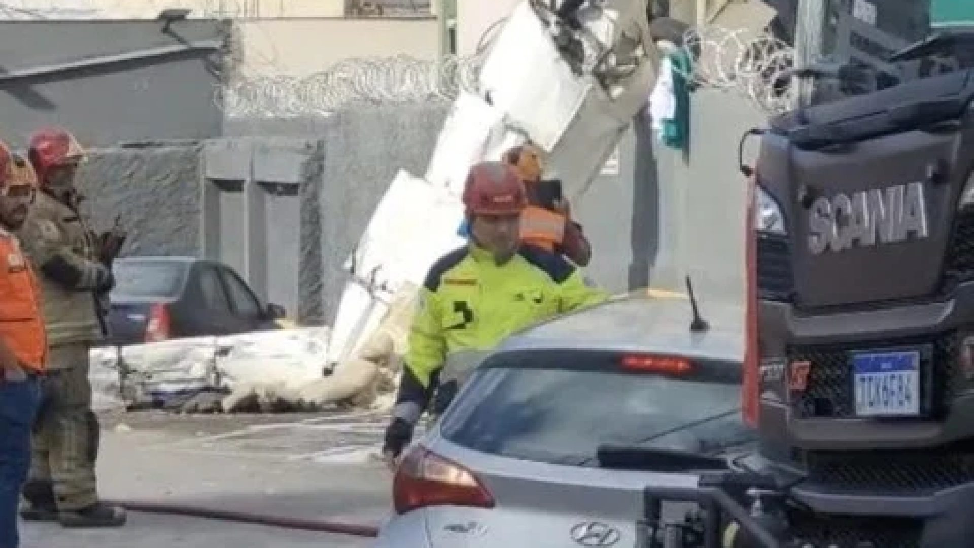 Equipe dos bombeiros precisou remover carro de área de risco após queda de avião em BH -  (crédito: Gladston /EM/D.A.Press)
