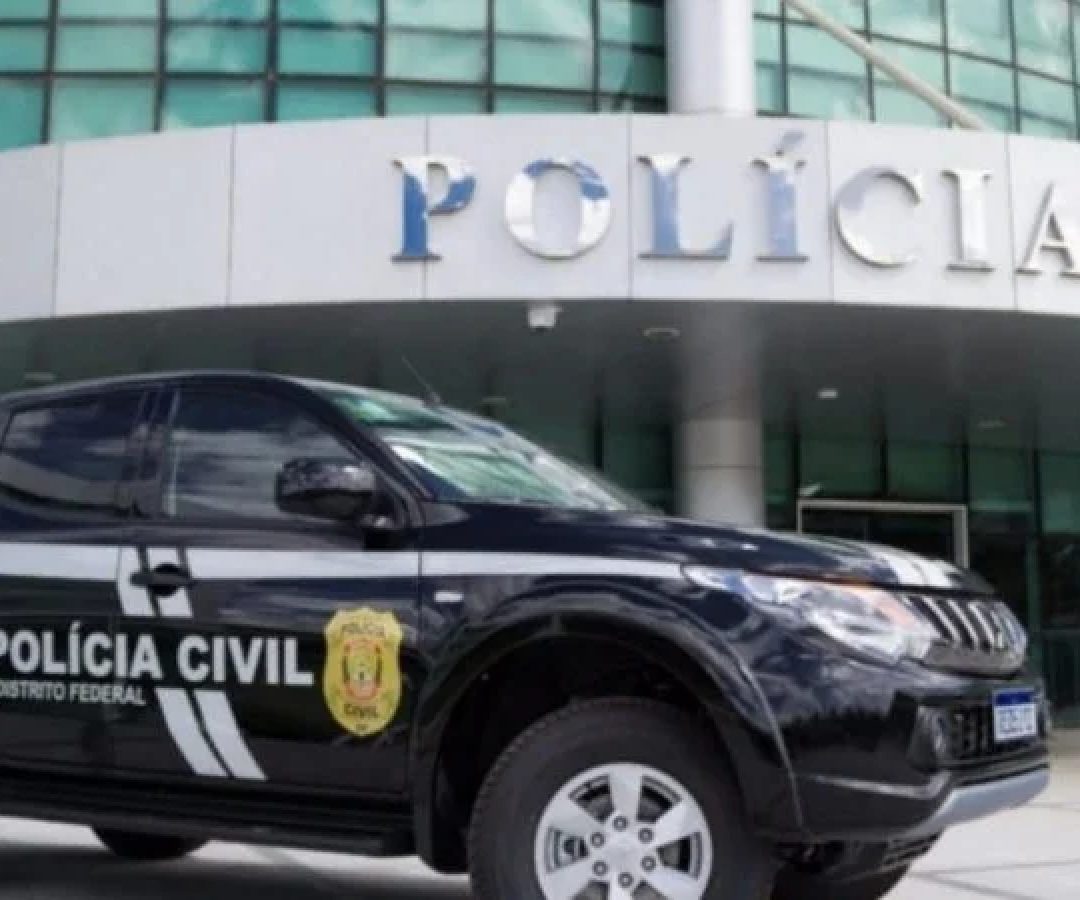 A jornada de trabalho para o cargo é de 40 horas semanais e de dedicação exclusiva, incompatível com o exercício de qualquer outra atividade pública ou privada. -