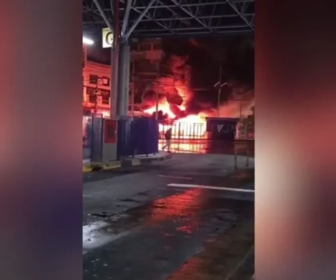 Incêndio de grandes proporções atinge distribuidora de tintas em Diadema -  (crédito: Defesa Civil/SP)