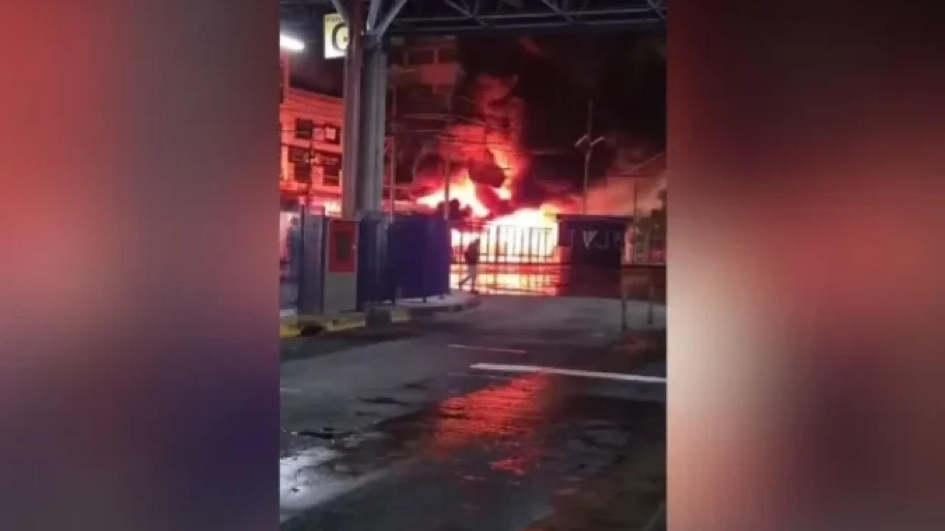 Incêndio de grandes proporções atinge distribuidora de tintas em Diadema -  (crédito: Defesa Civil/SP)