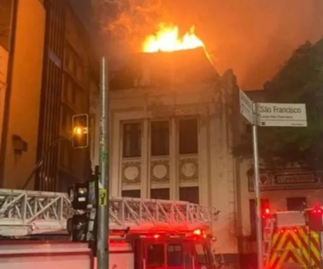 Um incêndio o prédio da na Faculdade de Direito da USP, mas foi controlado rapidamente. A causa ainda está sendo investigada pela Polícia Civil.   -  (crédito: Divulgação/Redes Sociais)