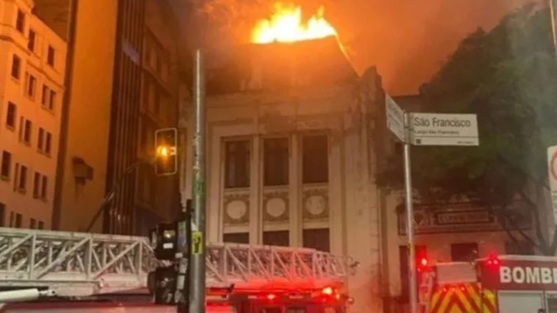 Um incêndio o prédio da na Faculdade de Direito da USP, mas foi controlado rapidamente. A causa ainda está sendo investigada pela Polícia Civil.   -  (crédito: Divulgação/Redes Sociais)