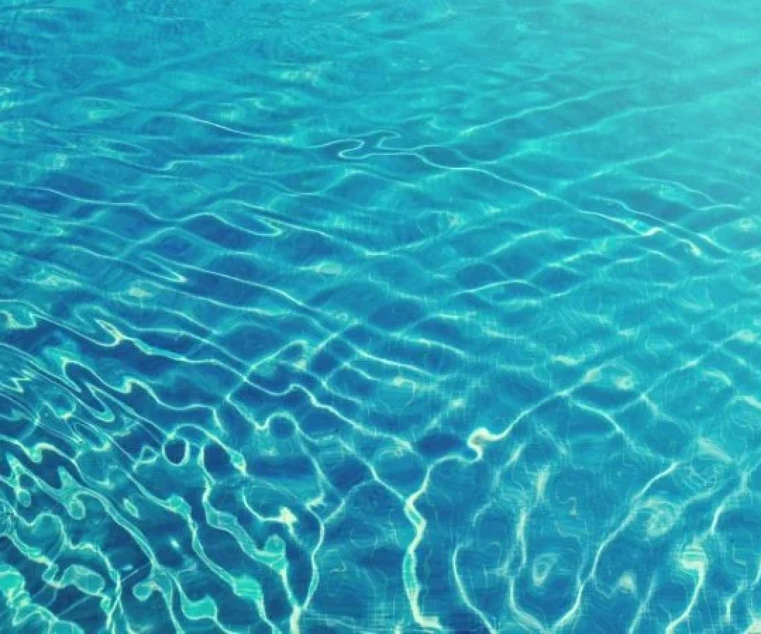 Juliana sofreu um mal-estar ainda na água durante uma aula de natação. Ela precisou ser socorrida no local e foi hospitalizada, mas não resistiu. Outras cinco pessoas, que também estiveram na piscina no mesmo dia, precisaram ser internadas -  (crédito: Lee Jeffs/Unsplash)