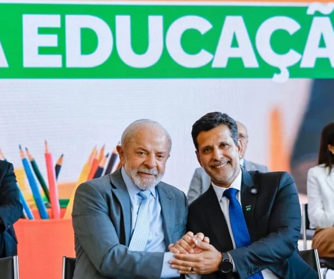 O presidente Lula sancionou o documento na última terça-feira, ao lado do novo ministro da Educação, Leonardo Barchini, no Planalto -  (crédito: Ricardo Stuckert/PR)