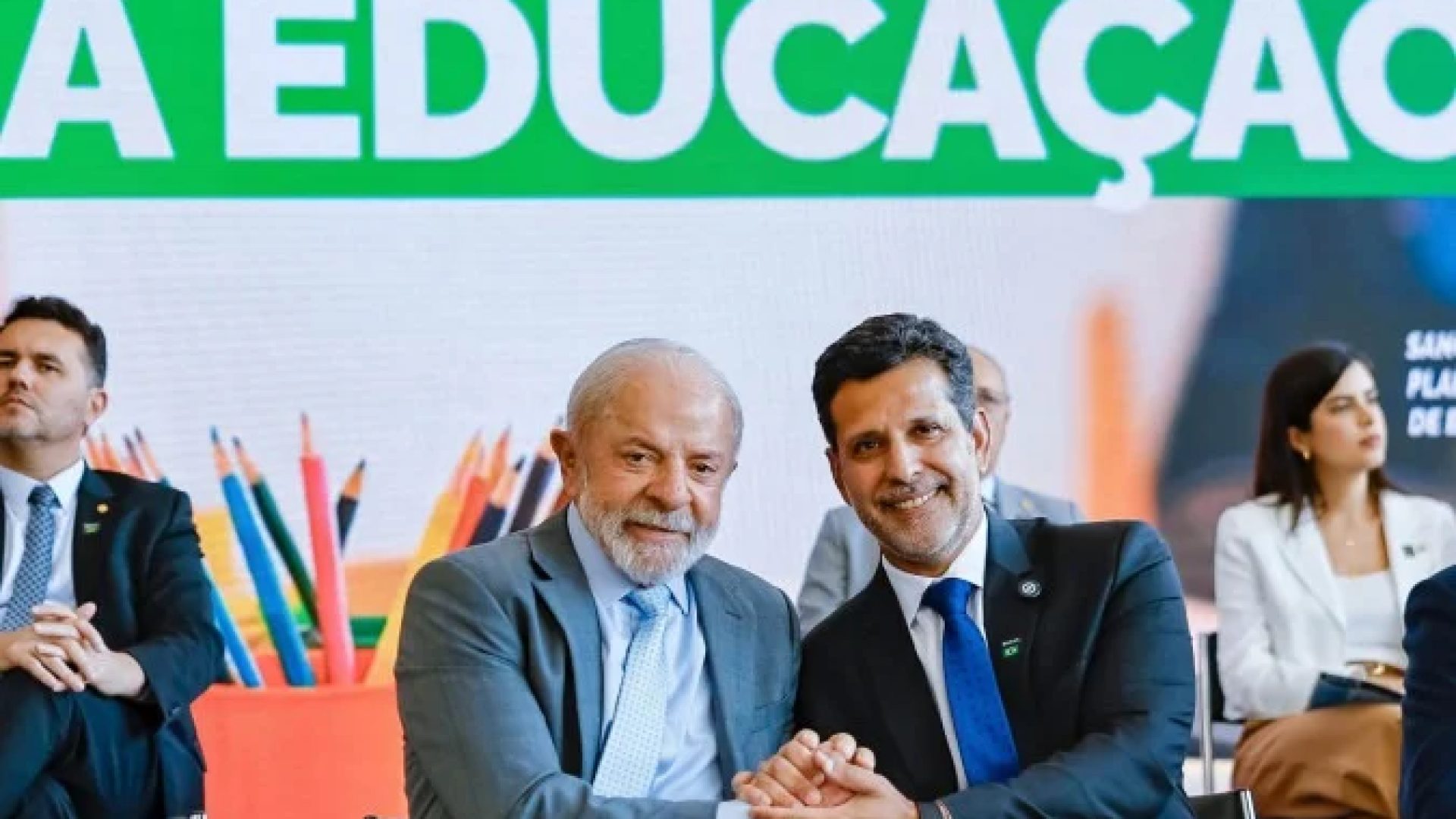 O presidente Lula sancionou o documento na última terça-feira, ao lado do novo ministro da Educação, Leonardo Barchini, no Planalto -  (crédito: Ricardo Stuckert/PR)