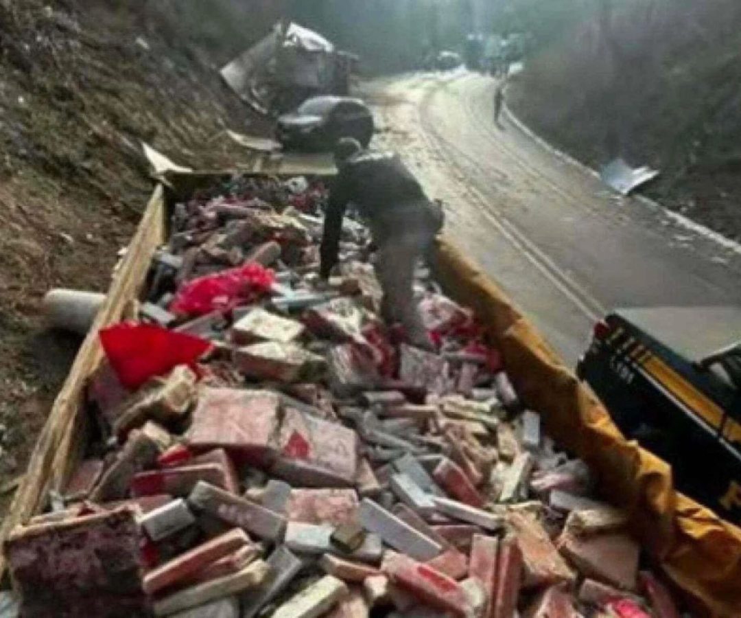 Carretas batem e carga de maconha fica esparramada em rodovia de Minas -  (crédito: EM Gerais)
