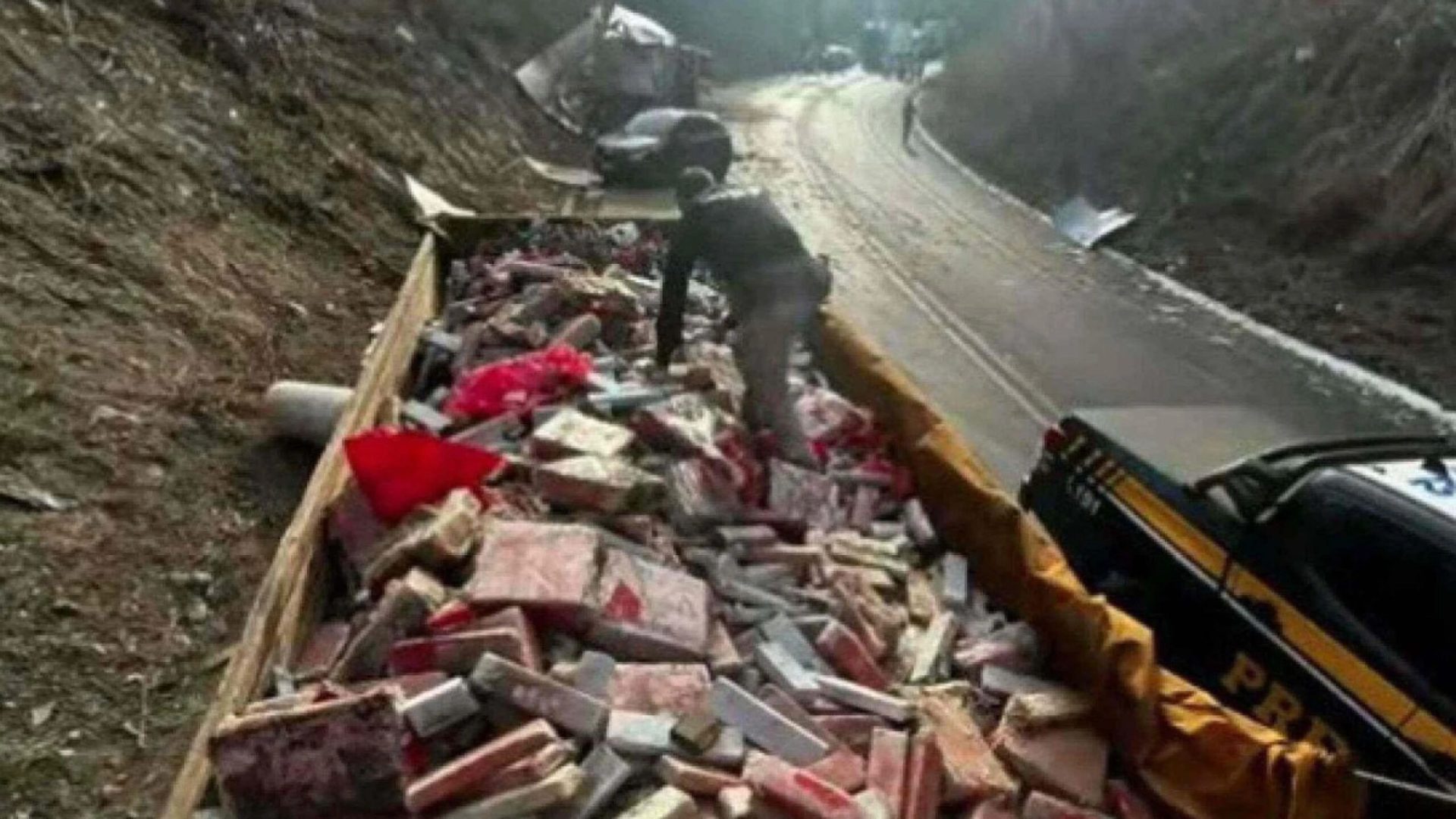 Carretas batem e carga de maconha fica esparramada em rodovia de Minas -  (crédito: EM Gerais)