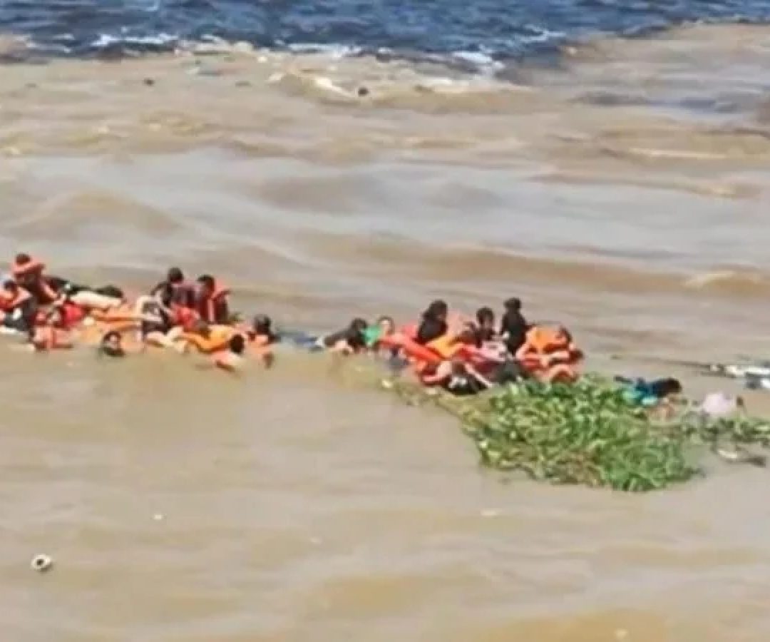 Uma lancha naufragou na tarde desta sexta-feira (13/2), na região do Encontro das Águas, em Manaus (AM).  -  (crédito: Reprodução/Redes Sociais)