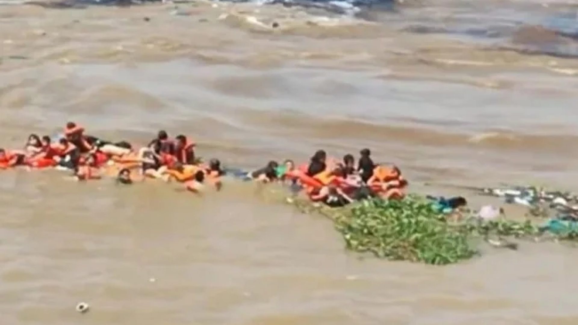 Uma lancha naufragou na tarde desta sexta-feira (13/2), na região do Encontro das Águas, em Manaus (AM).  -  (crédito: Reprodução/Redes Sociais)