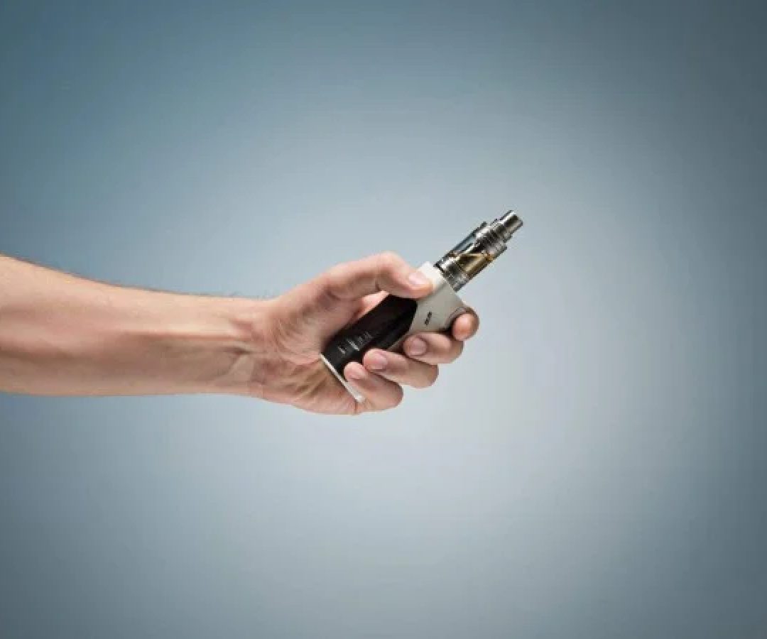 Pessoa segurando um cigarro eletrônico -  (crédito: Reprodução/Freepik)