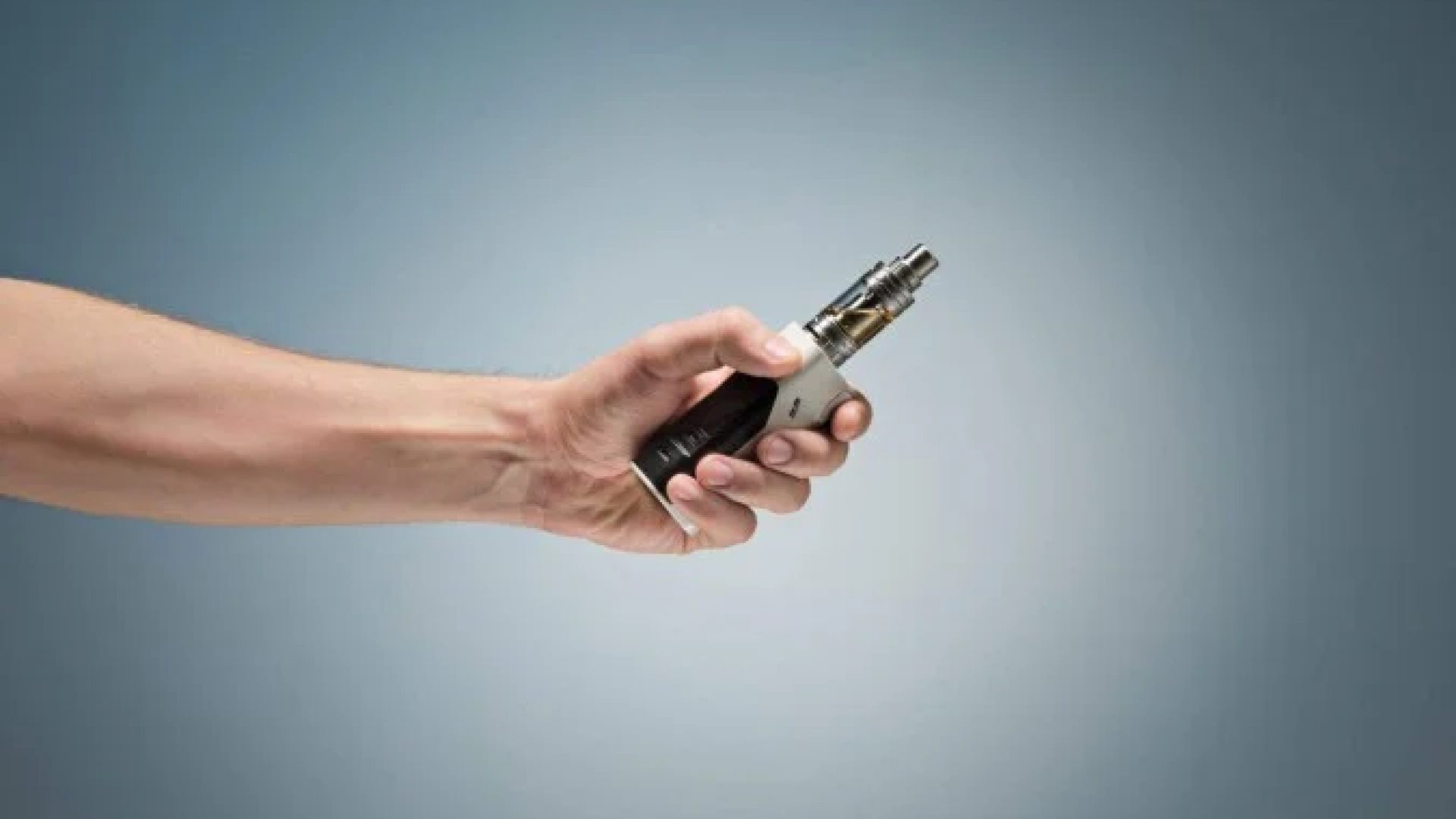 Pessoa segurando um cigarro eletrônico -  (crédito: Reprodução/Freepik)
