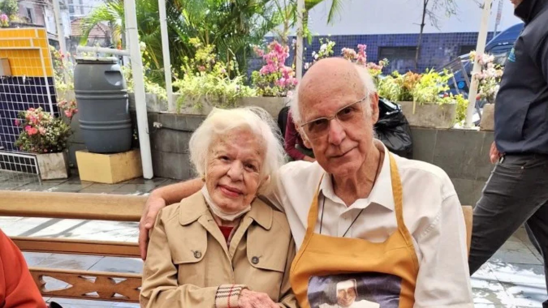 Margarida com padre Julio Lancelotti. Atuação intensa ao lado de dom Paulo Evaristo Arns durante a ditadura -  (crédito: Arquivo pessoal)