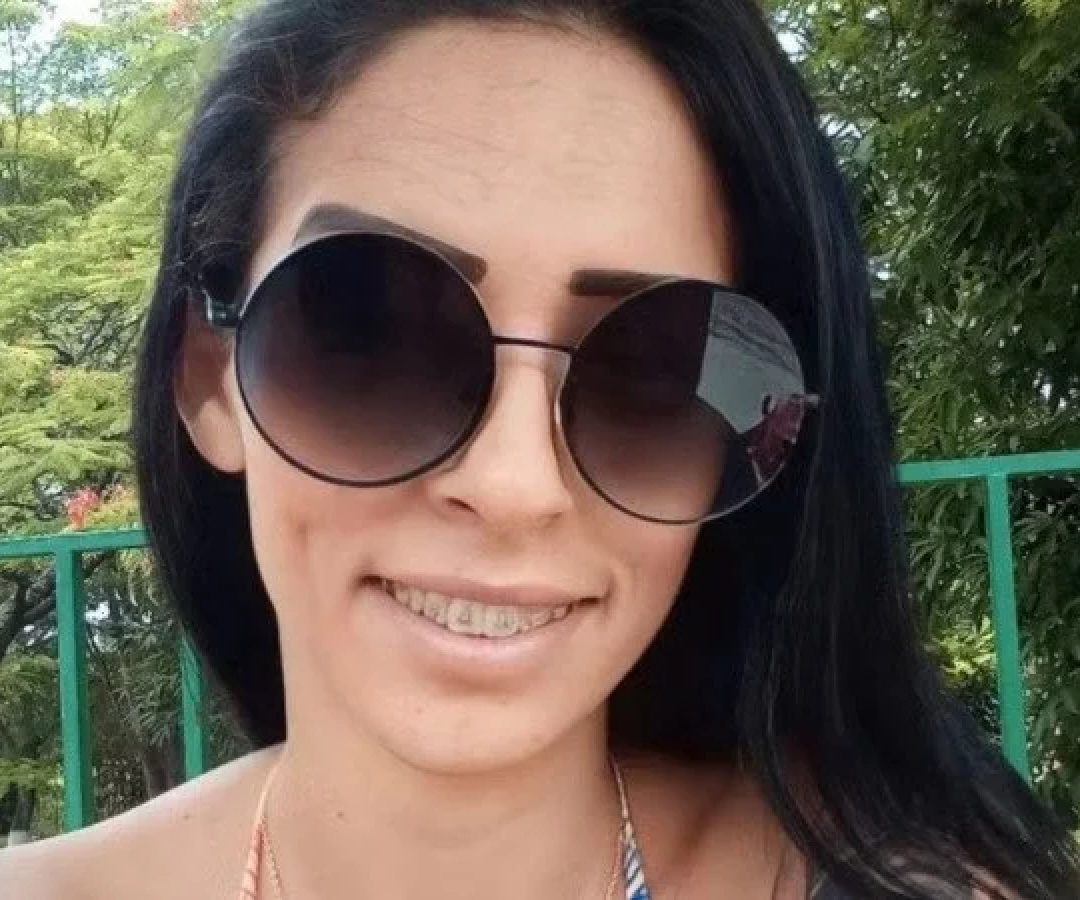 Principal suspeito do crime é o companheiro da vítima, de 33, que fugiu logo após o ataque e segue sendo procurado -  (crédito: Redes Sociais/Reprodu&ccedil;&atilde;o)