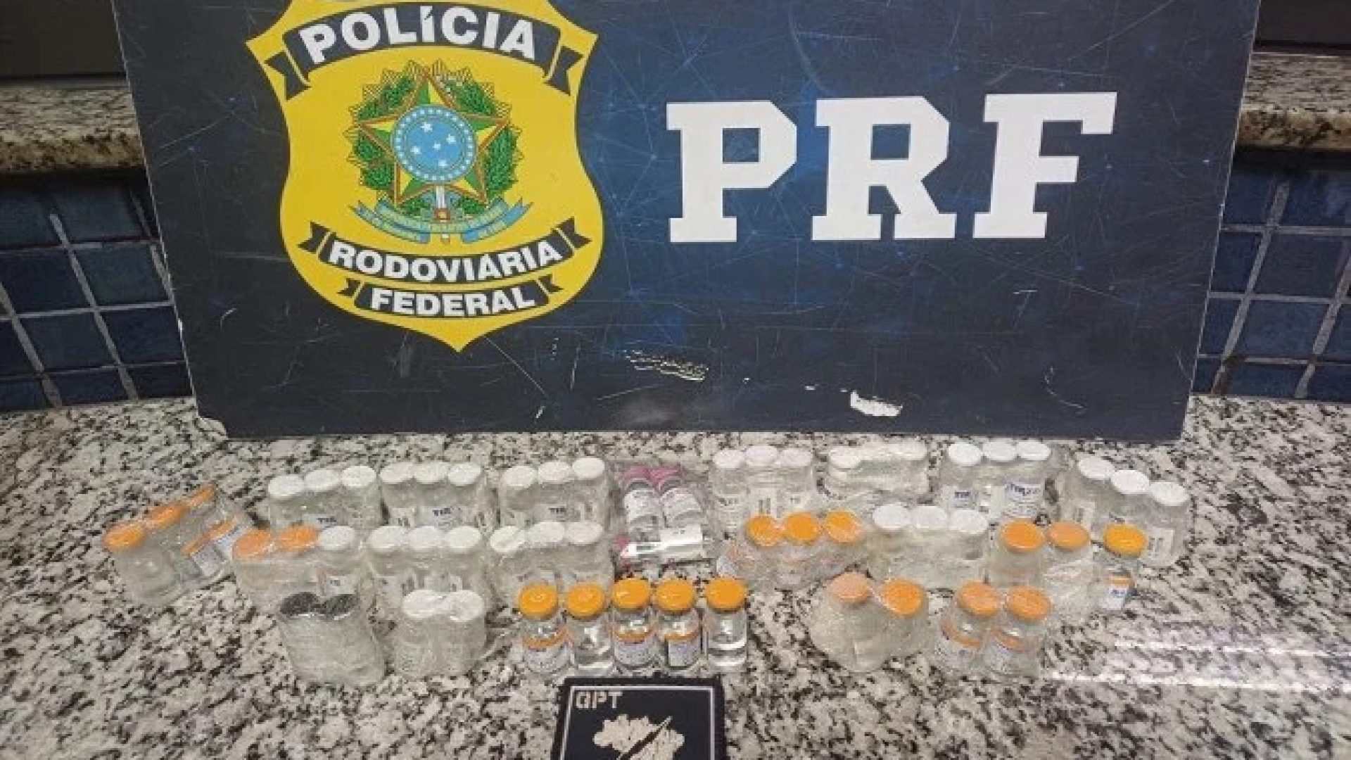 As ampolas de medicamento emagrecedor estavam escondidas no estepe do ve&iacute;culo -  (crédito: PRF)