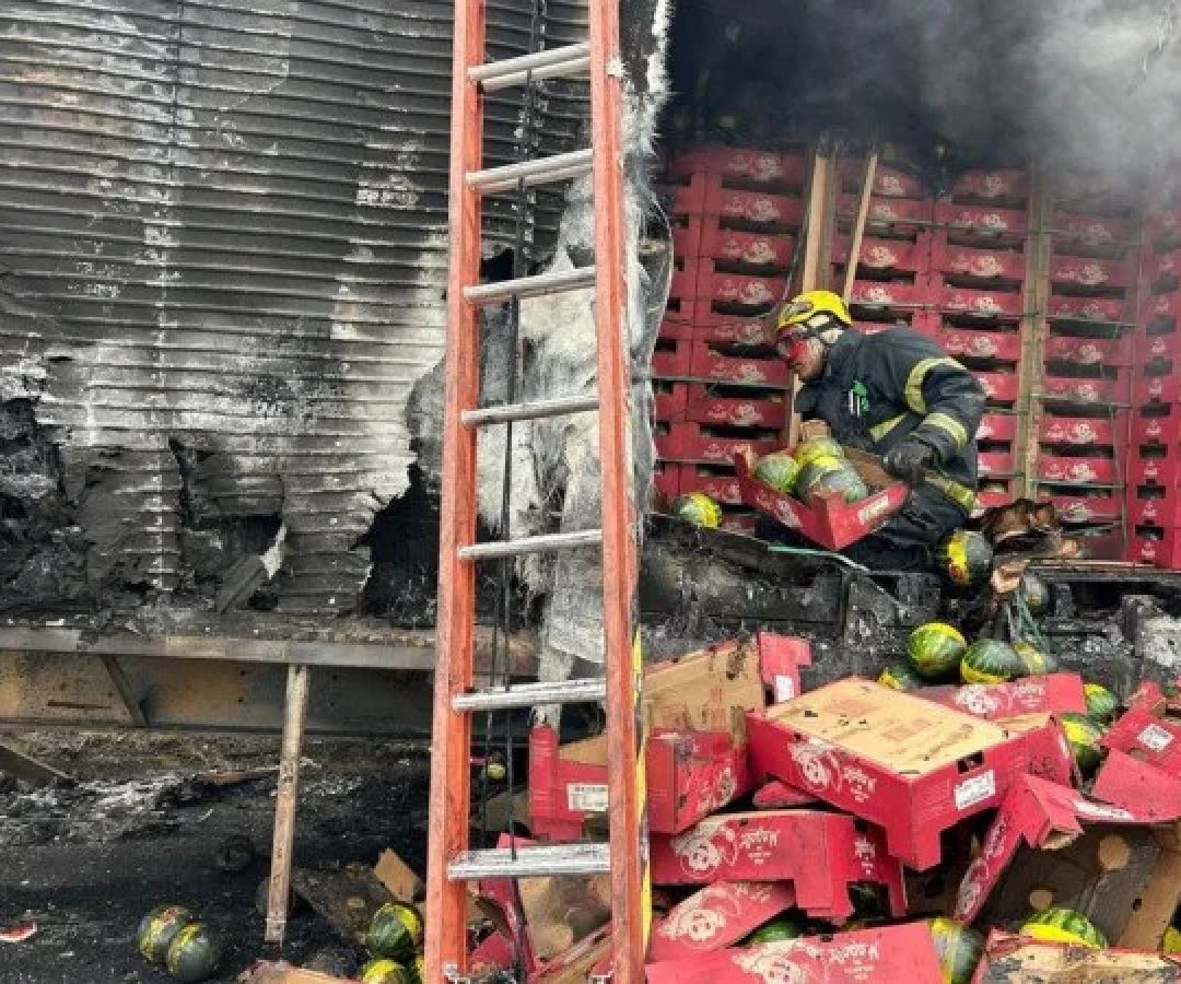Bombeiros combatem incendio que destruiu carreta carregada de melancias na BR-381, em Santo Antonio do Amparo -  (crédito: CBMMG)
