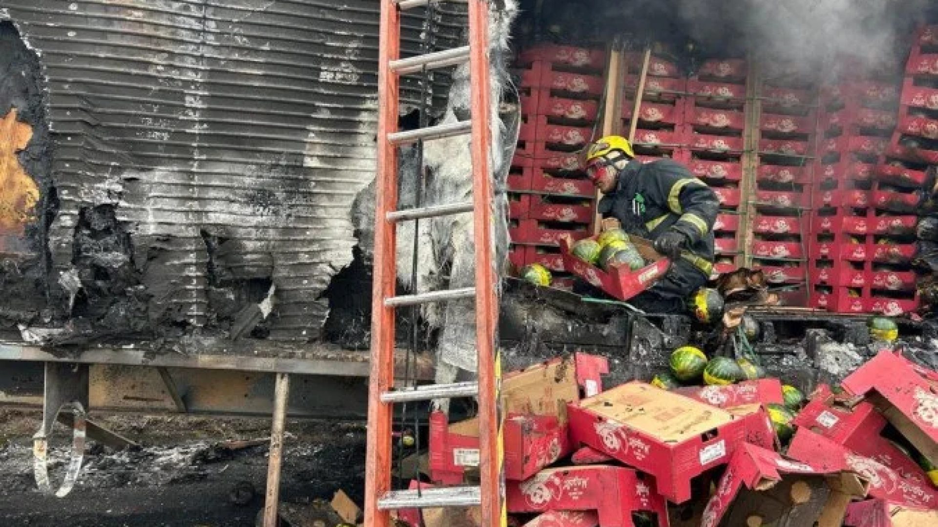 Bombeiros combatem incendio que destruiu carreta carregada de melancias na BR-381, em Santo Antonio do Amparo -  (crédito: CBMMG)